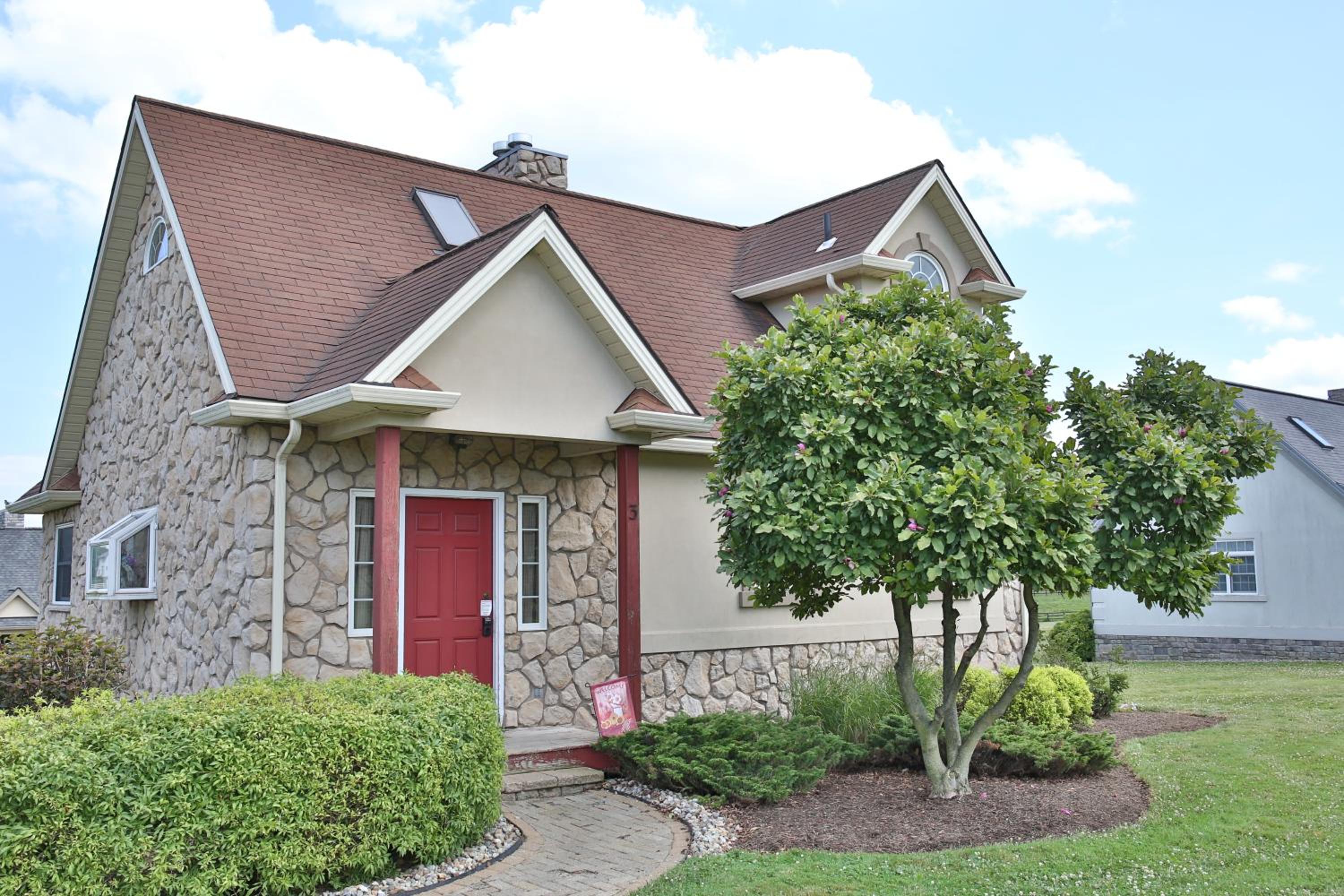 Premier Cottages by Amish Country Lodging view 4