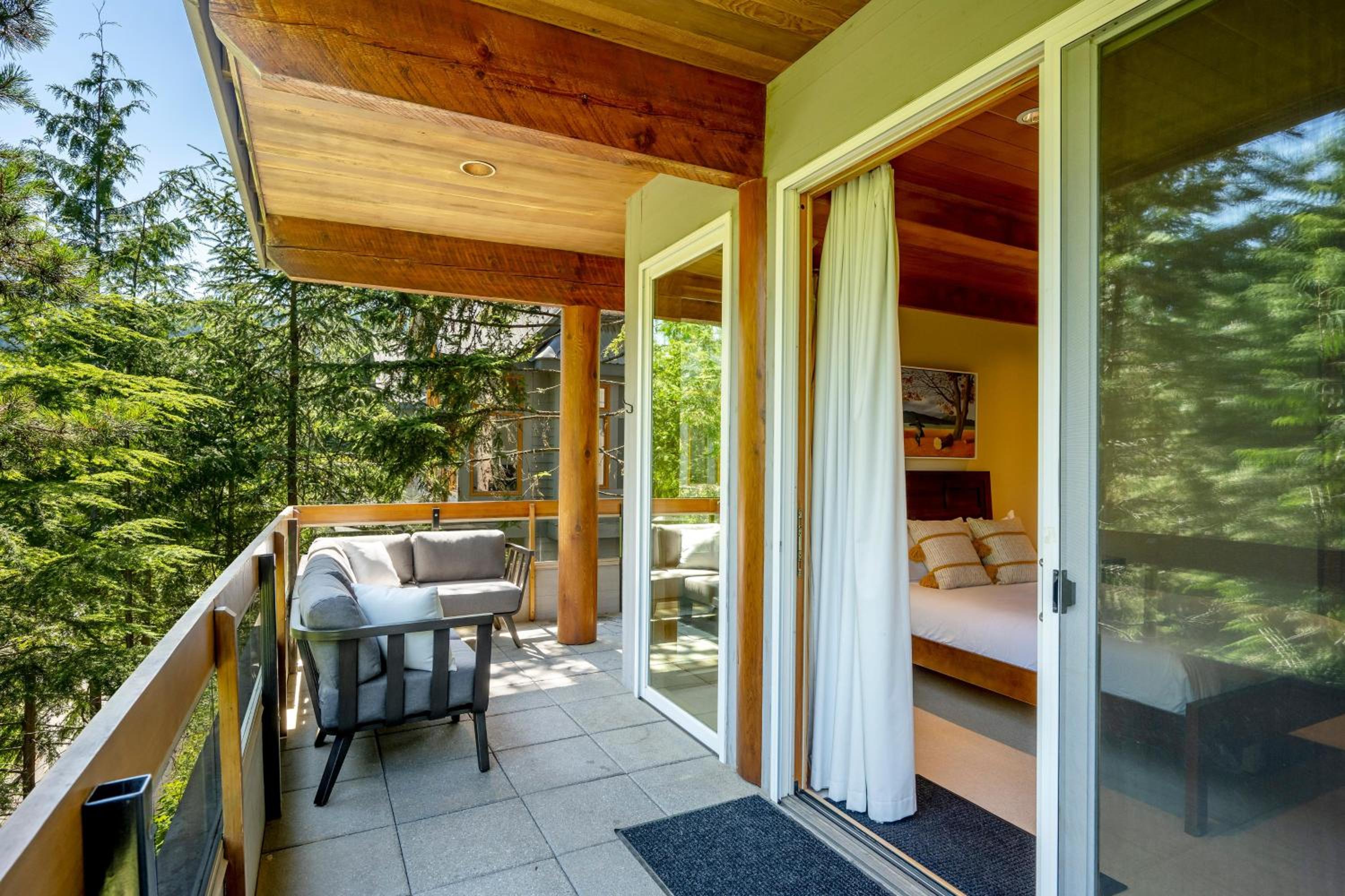 Nighthawk 3335 | Contemporary Townhome with Hot Tub and Stunning Mountain Views