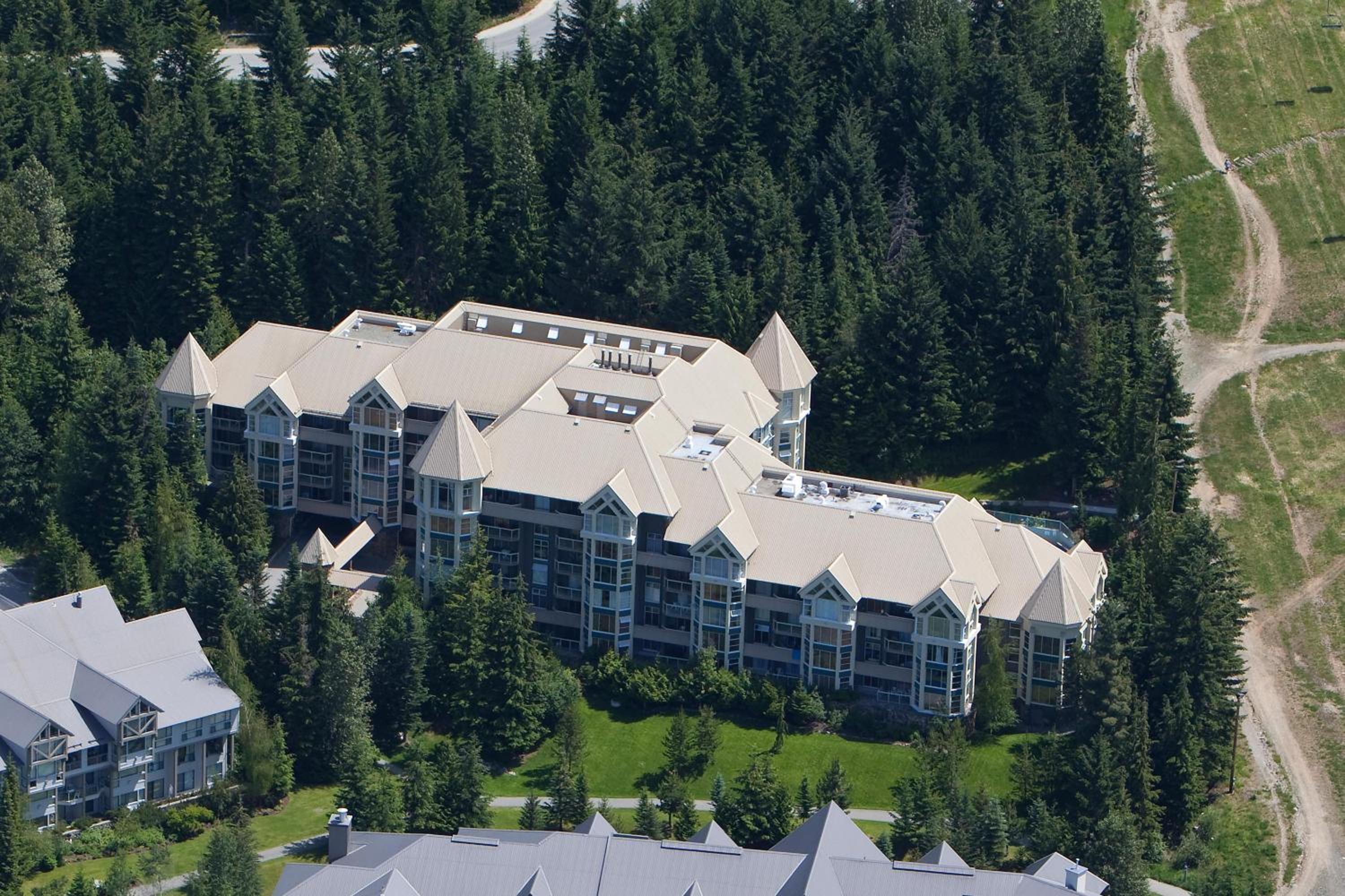 Woodrun Lodge 517 | Large Ski-In Ski-Out Condo by Upper Village w/ Mountain Views & Shared Hot Tub