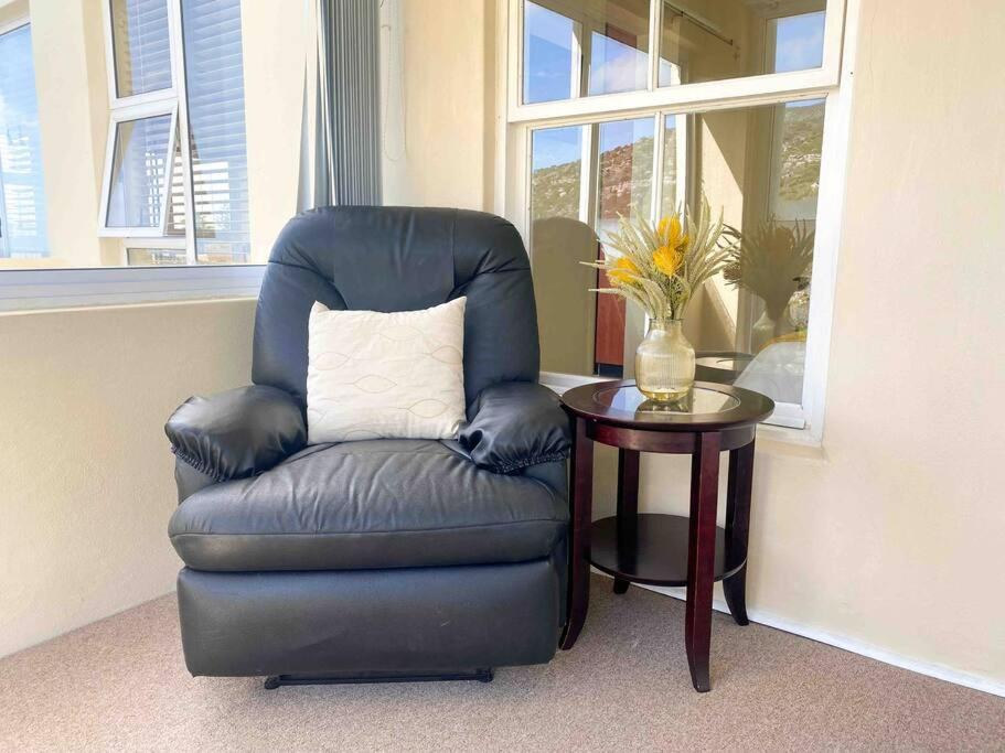 Sunset Haven: Mountain Views & Office Space view 3