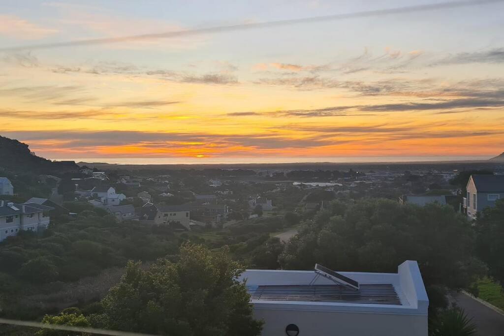 Sunset Haven: Mountain Views & Office Space view 4