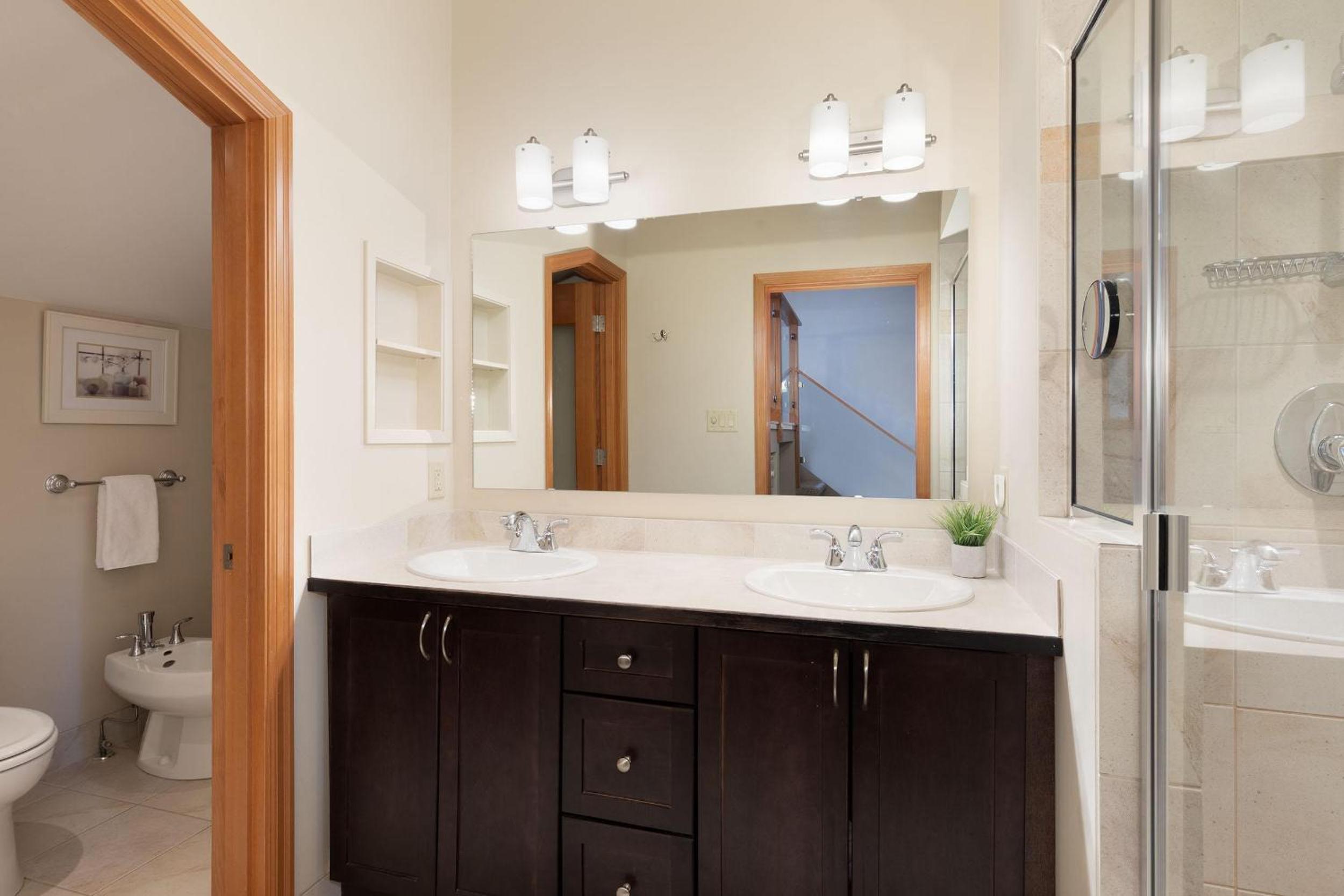Telemark 14 | Ski-in Townhome! 5 Min Walk to Whistler Village w/ Fireplace & Laundry