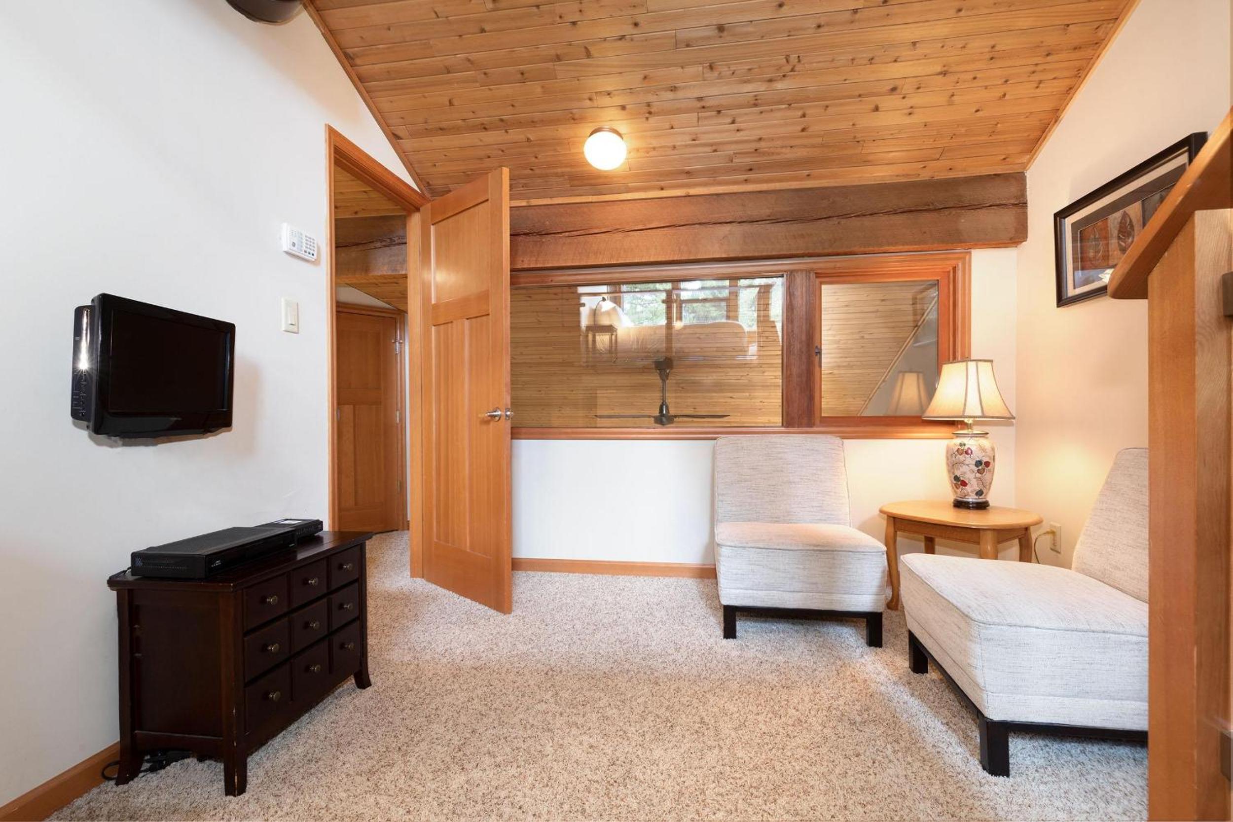 Telemark 14 | Ski-in Townhome! 5 Min Walk to Whistler Village w/ Fireplace & Laundry