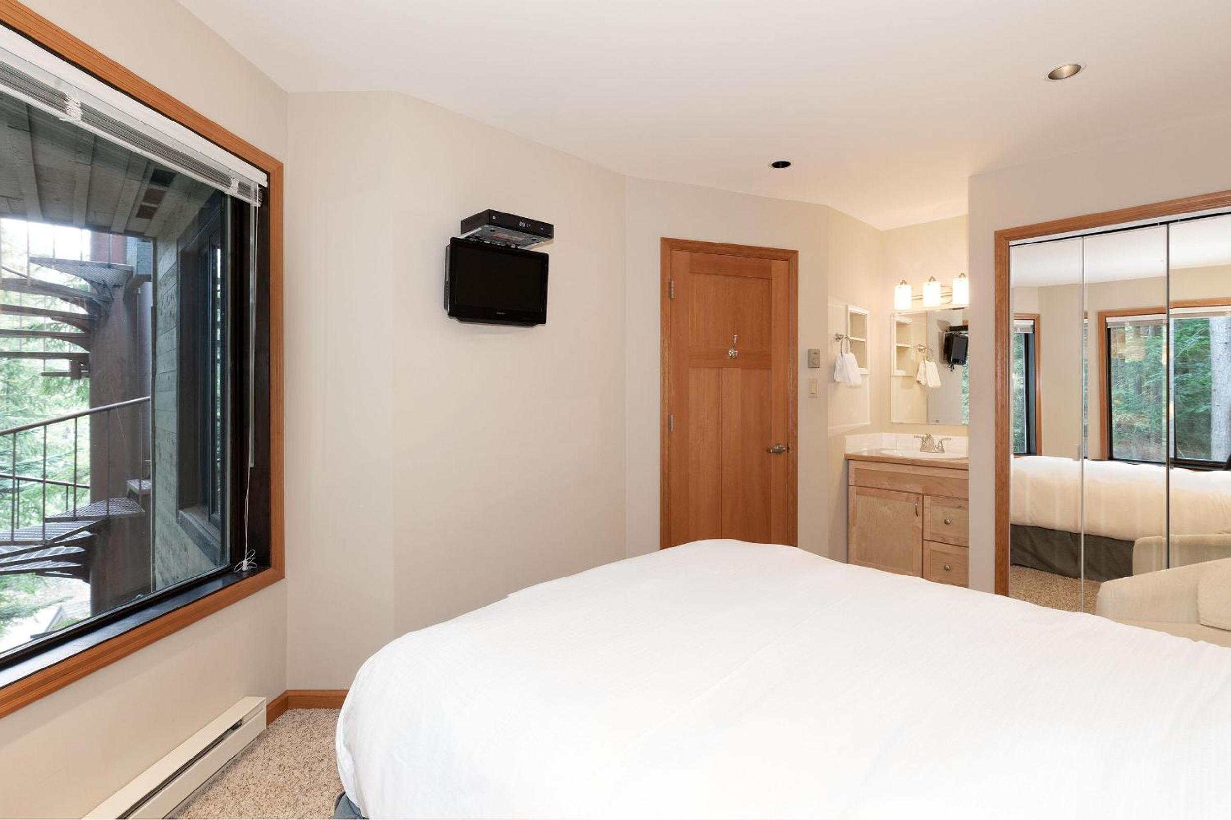 Telemark 14 | Ski-in Townhome! 5 Min Walk to Whistler Village w/ Fireplace & Laundry