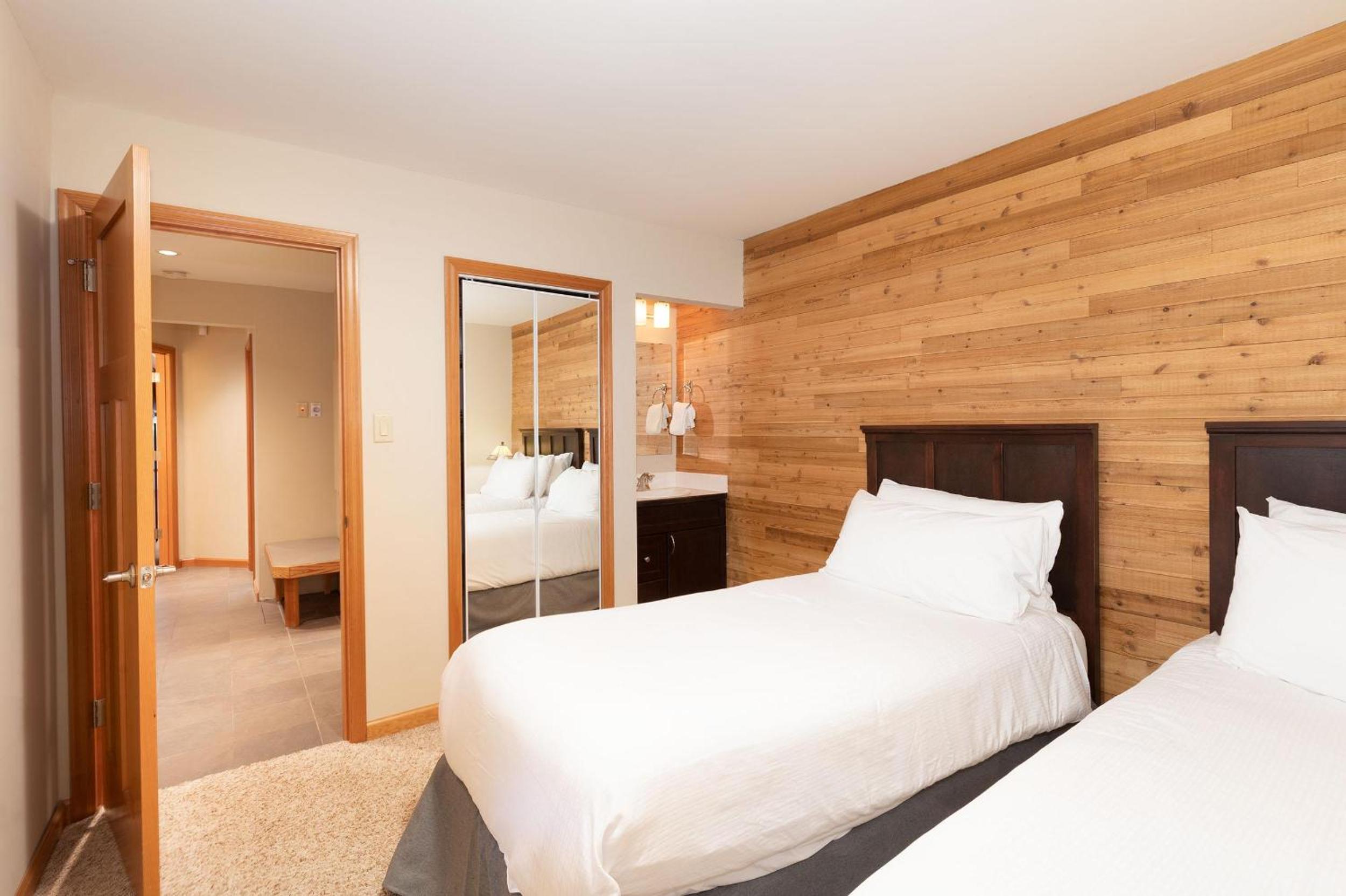 Telemark 14 | Ski-in Townhome! 5 Min Walk to Whistler Village w/ Fireplace & Laundry