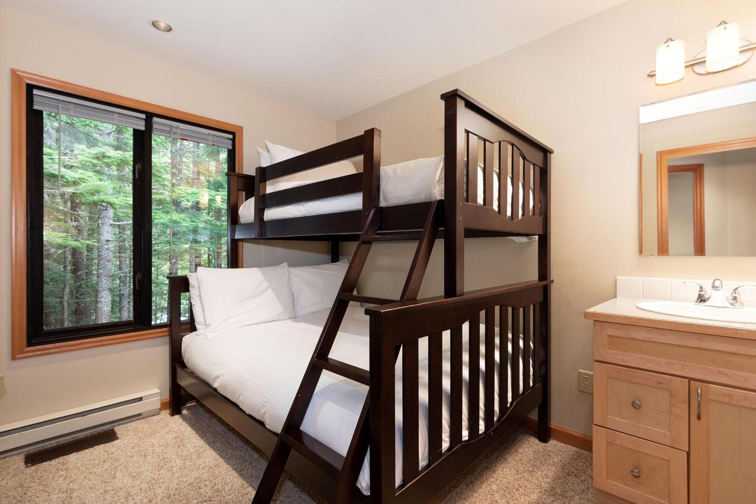 Telemark 14 | Ski-in Townhome! 5 Min Walk to Whistler Village w/ Fireplace & Laundry