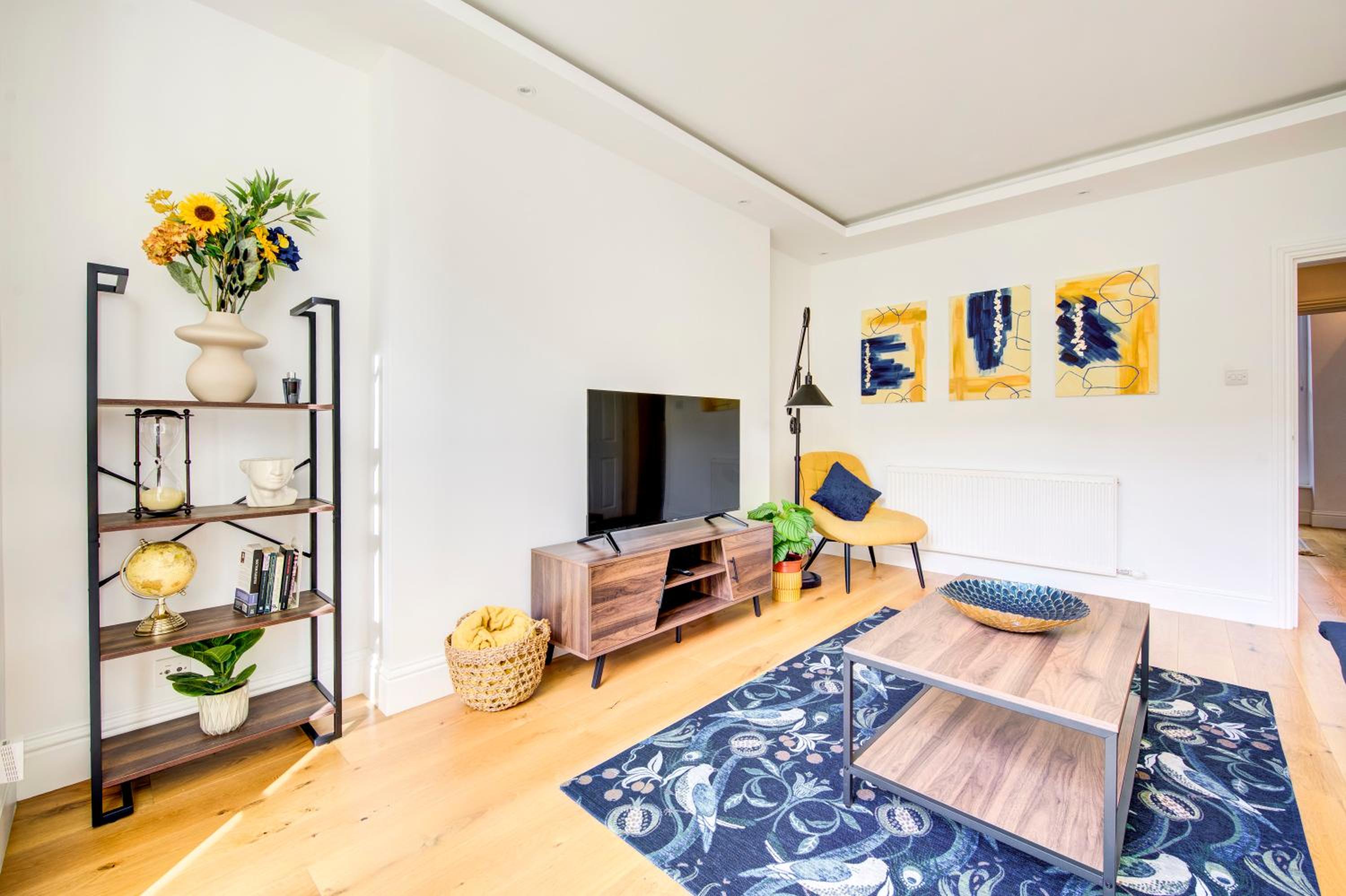Little Venice UK Bright & Stylish garden apartment