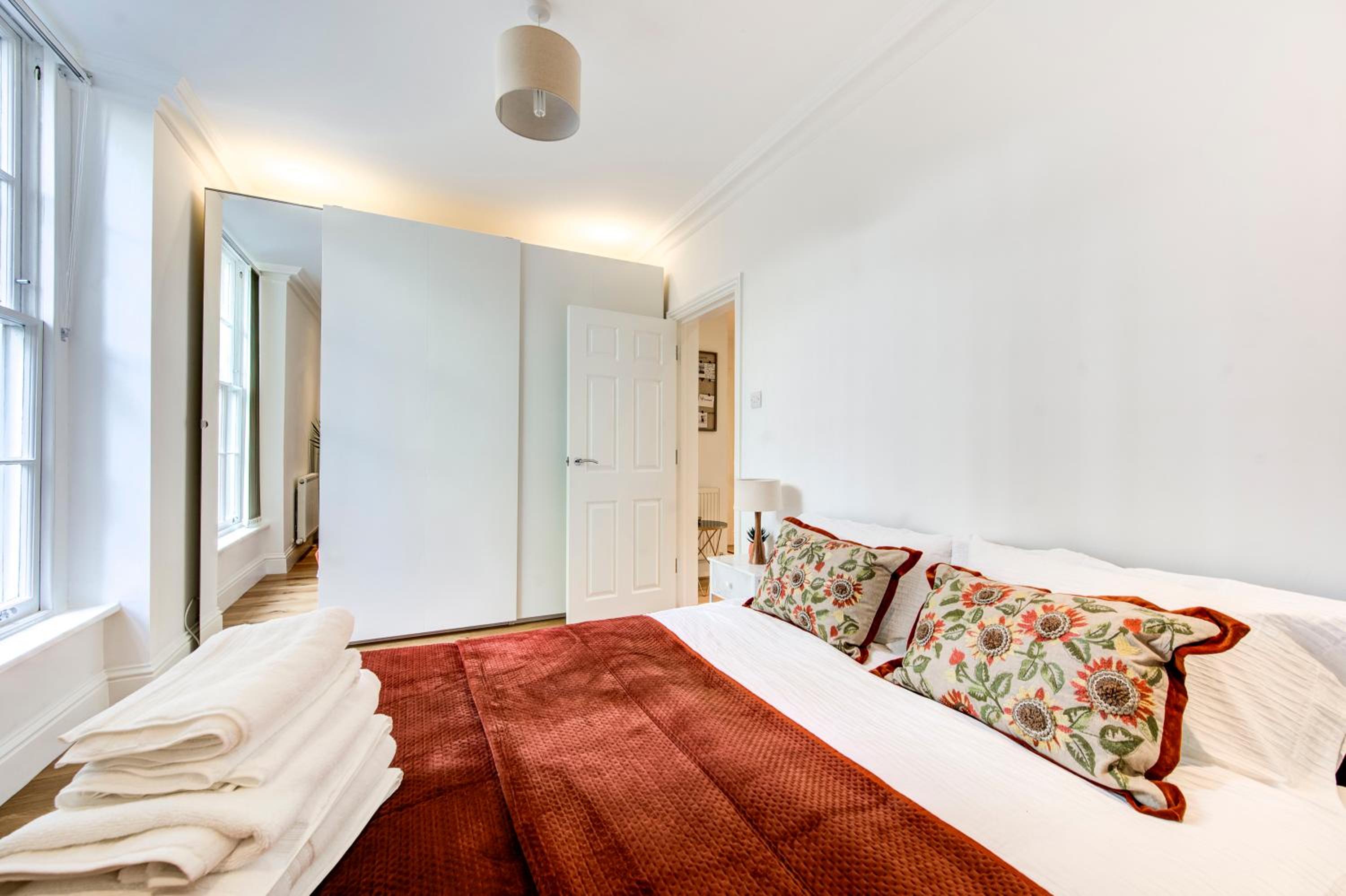 Little Venice UK Bright & Stylish garden apartment