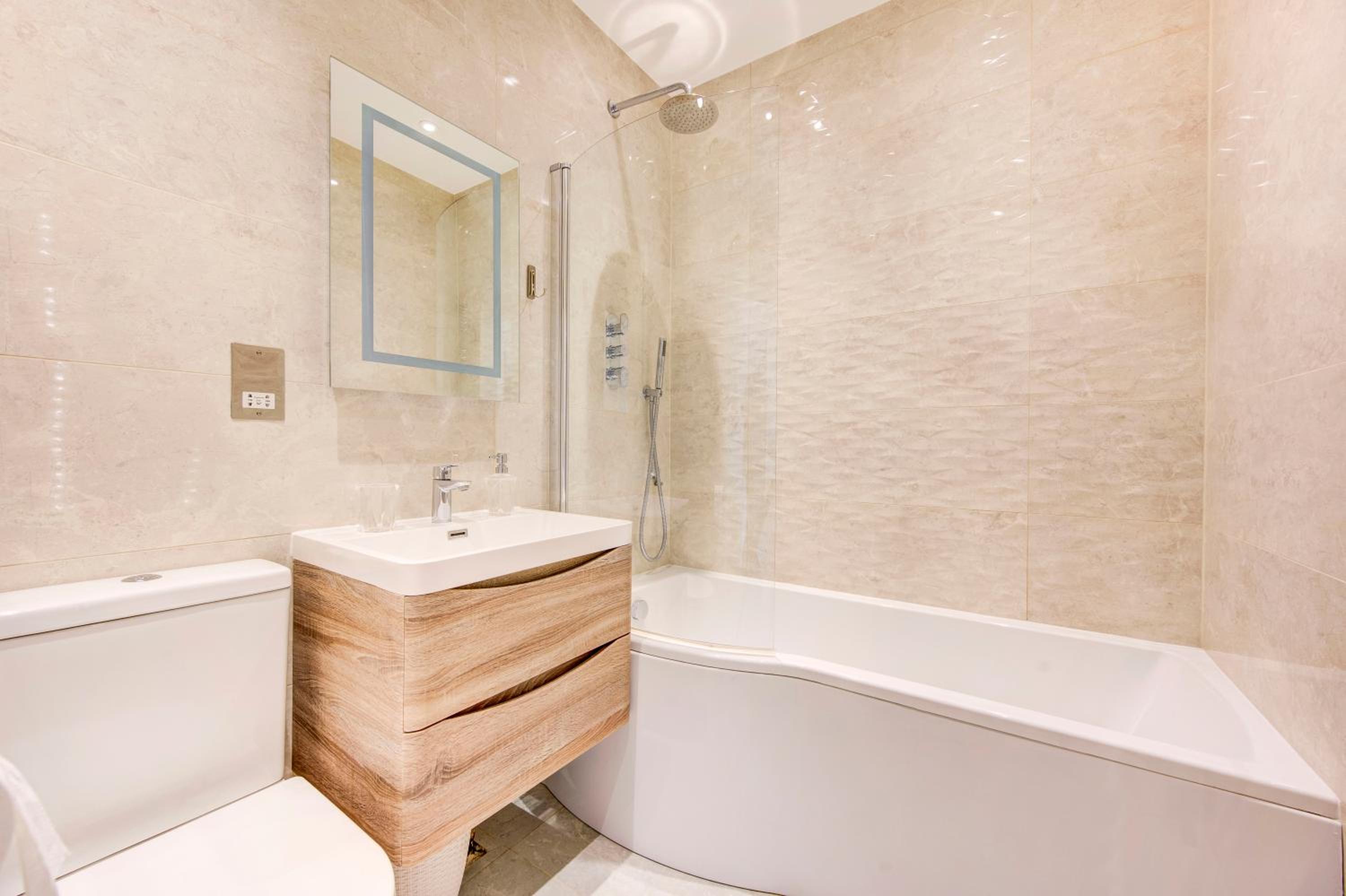 Little Venice UK Bright & Stylish garden apartment