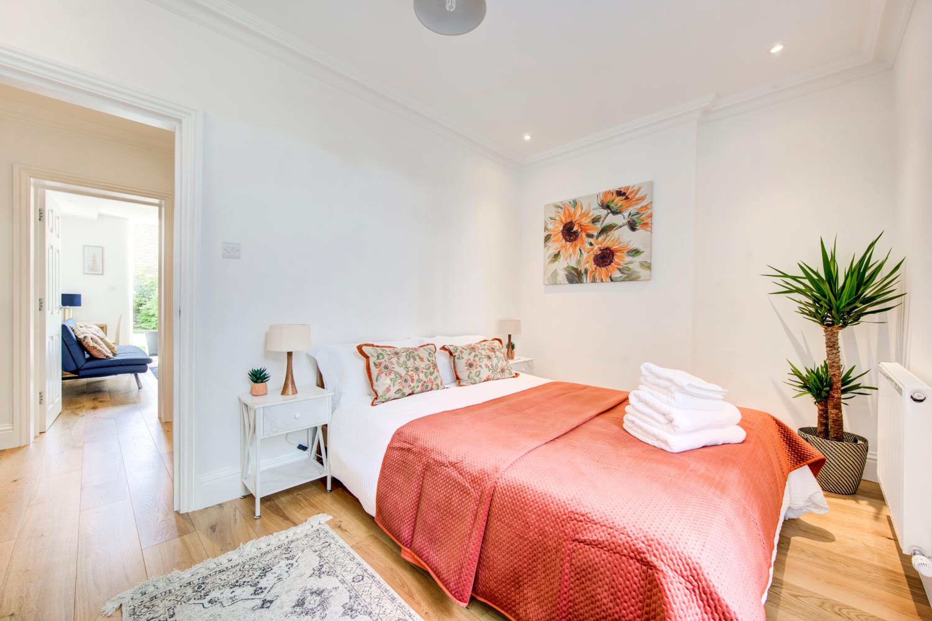 Little Venice UK Bright & Stylish garden apartment