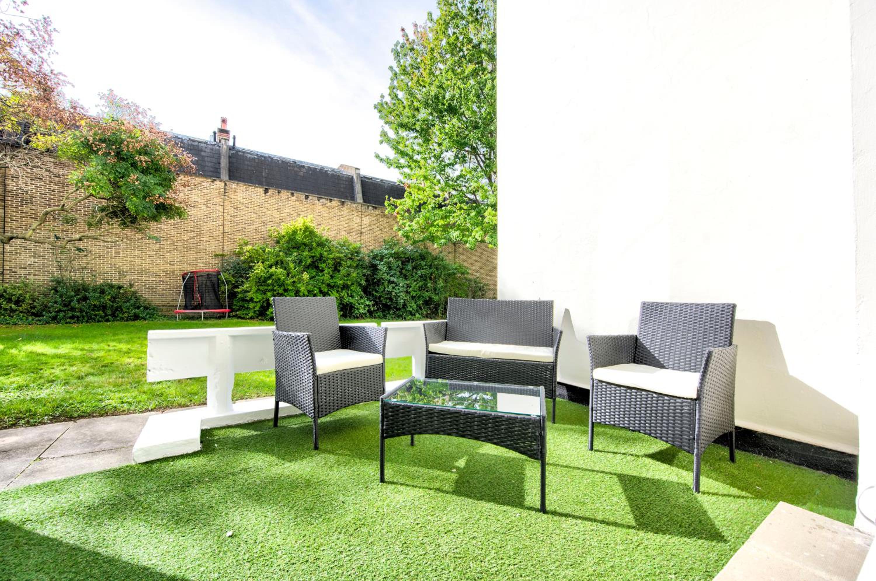 Little Venice UK Bright & Stylish garden apartment