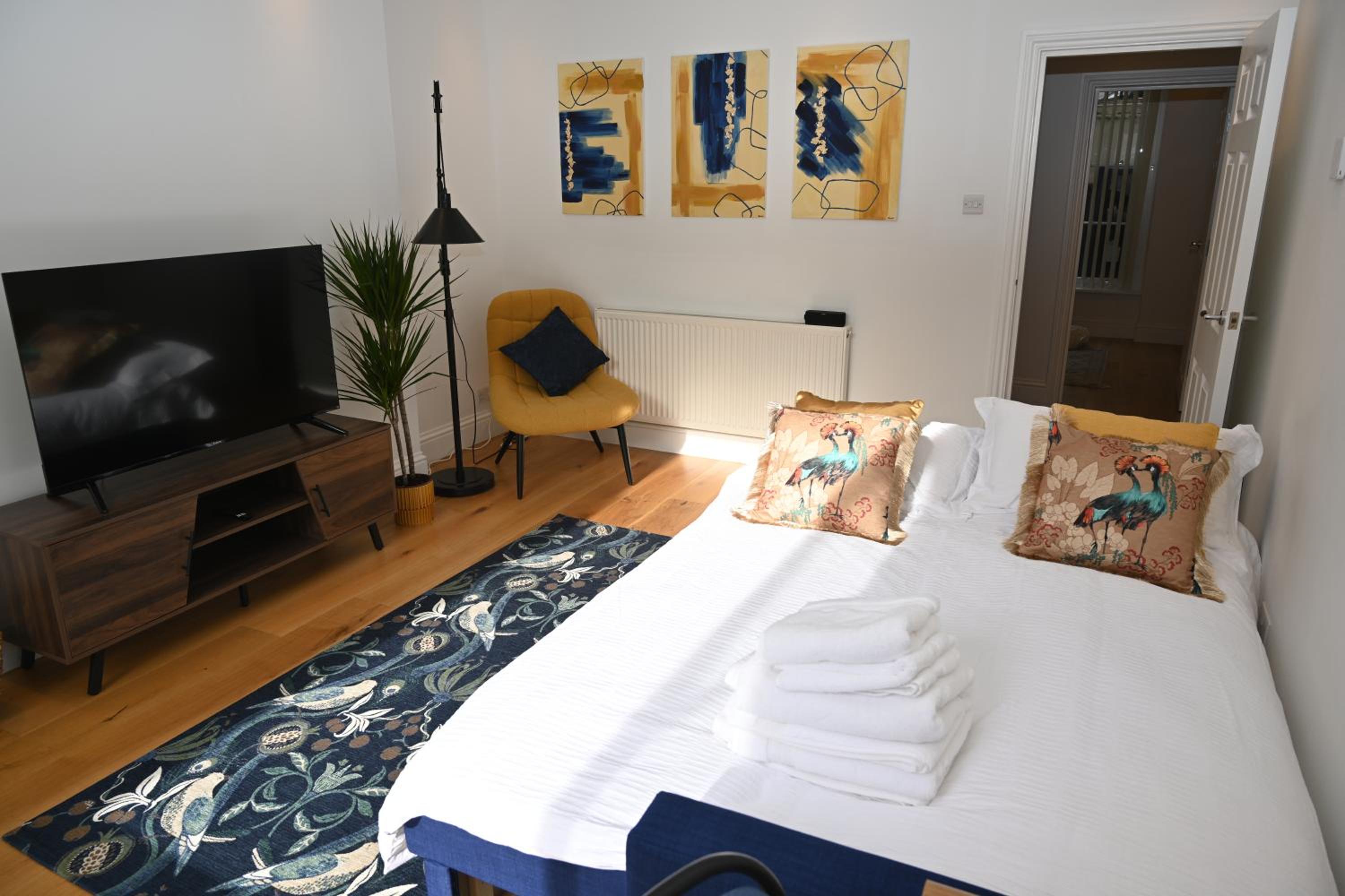 Little Venice UK Bright & Stylish garden apartment