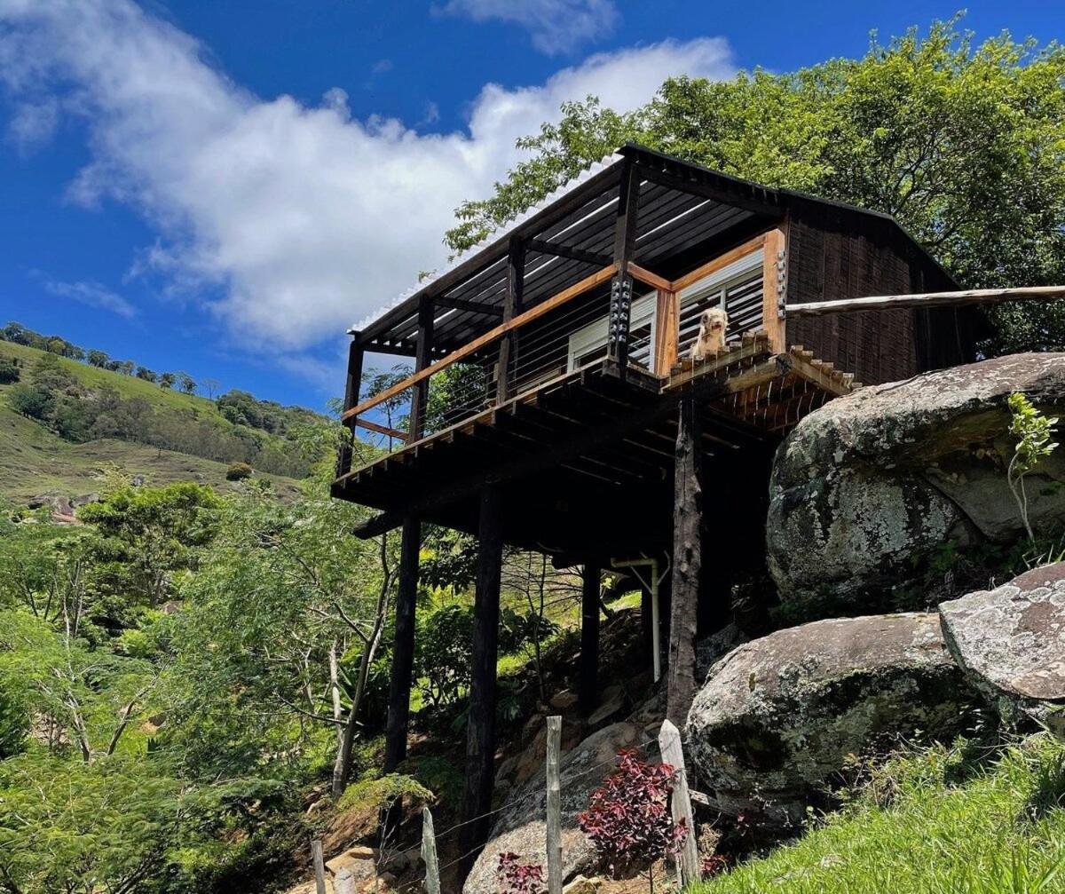 Reconecte-se à natureza neste lugar inesquecível. Venha desfrutar esta vivencia. Um parque de 30.000 m2 com cachoeiras, piscinas naturais, lago com deck. V