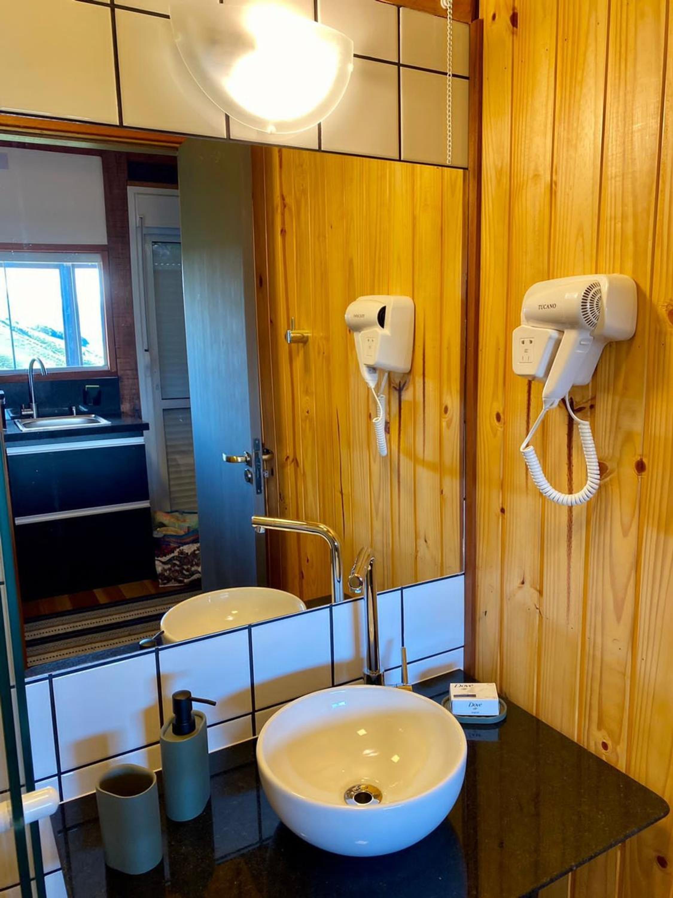 Reconecte-se à natureza neste lugar inesquecível. Venha desfrutar esta vivencia. Um parque de 30.000 m2 com cachoeiras, piscinas naturais, lago com deck. V