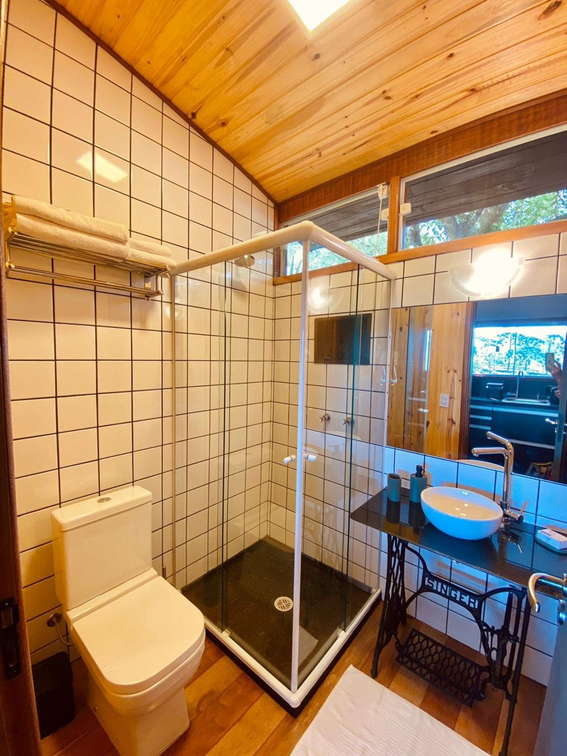 Reconecte-se à natureza neste lugar inesquecível. Venha desfrutar esta vivencia. Um parque de 30.000 m2 com cachoeiras, piscinas naturais, lago com deck. V