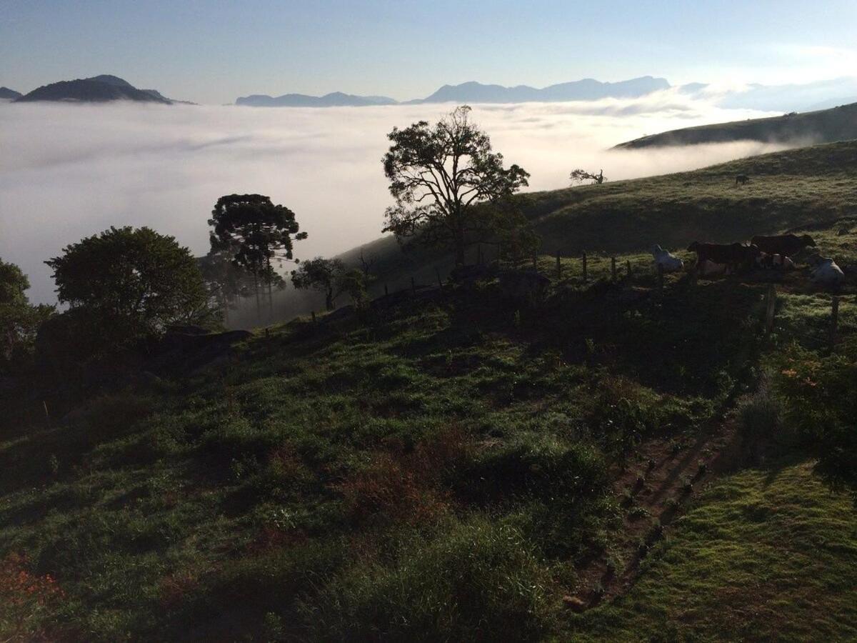 Reconecte-se à natureza neste lugar inesquecível. Venha desfrutar esta vivencia. Um parque de 30.000 m2 com cachoeiras, piscinas naturais, lago com deck. V