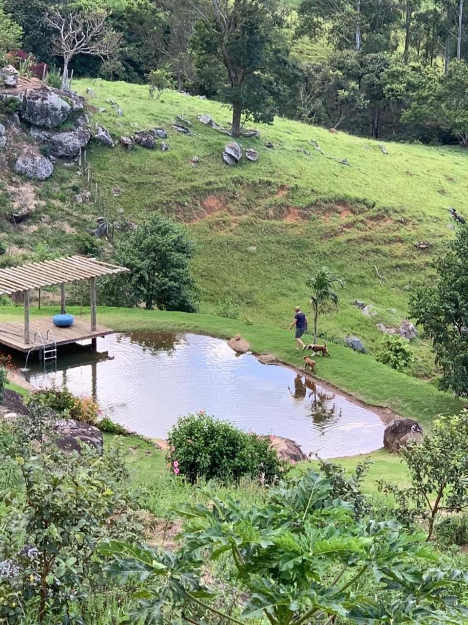 Reconecte-se à natureza neste lugar inesquecível. Venha desfrutar esta vivencia. Um parque de 30.000 m2 com cachoeiras, piscinas naturais, lago com deck. V