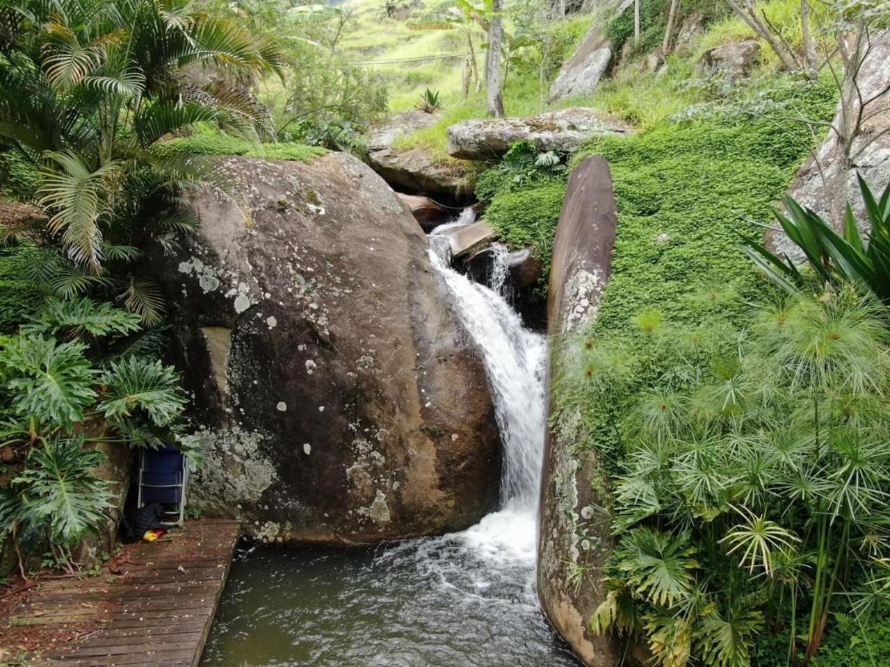 Reconecte-se à natureza neste lugar inesquecível. Venha desfrutar esta vivencia. Um parque de 30.000 m2 com cachoeiras, piscinas naturais, lago com deck. V