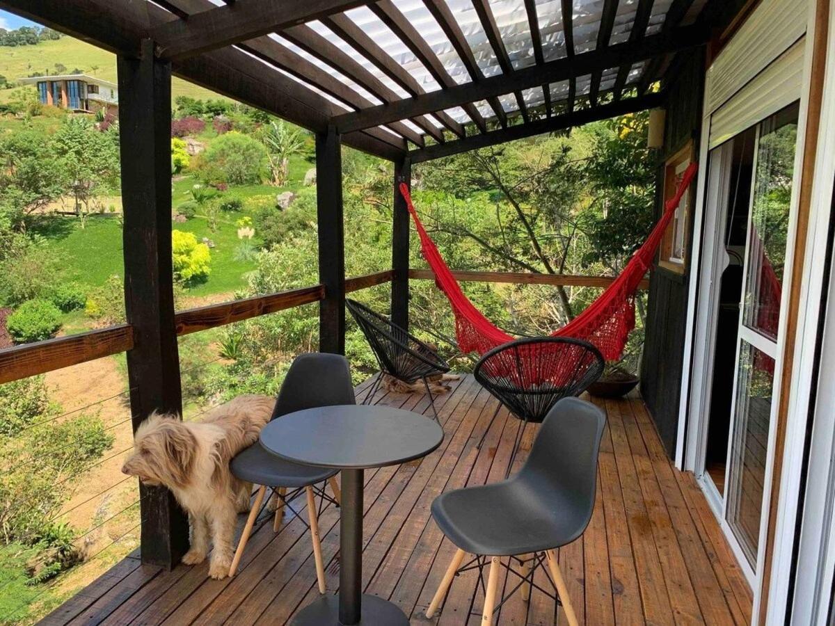 Reconecte-se à natureza neste lugar inesquecível. Venha desfrutar esta vivencia. Um parque de 30.000 m2 com cachoeiras, piscinas naturais, lago com deck. V