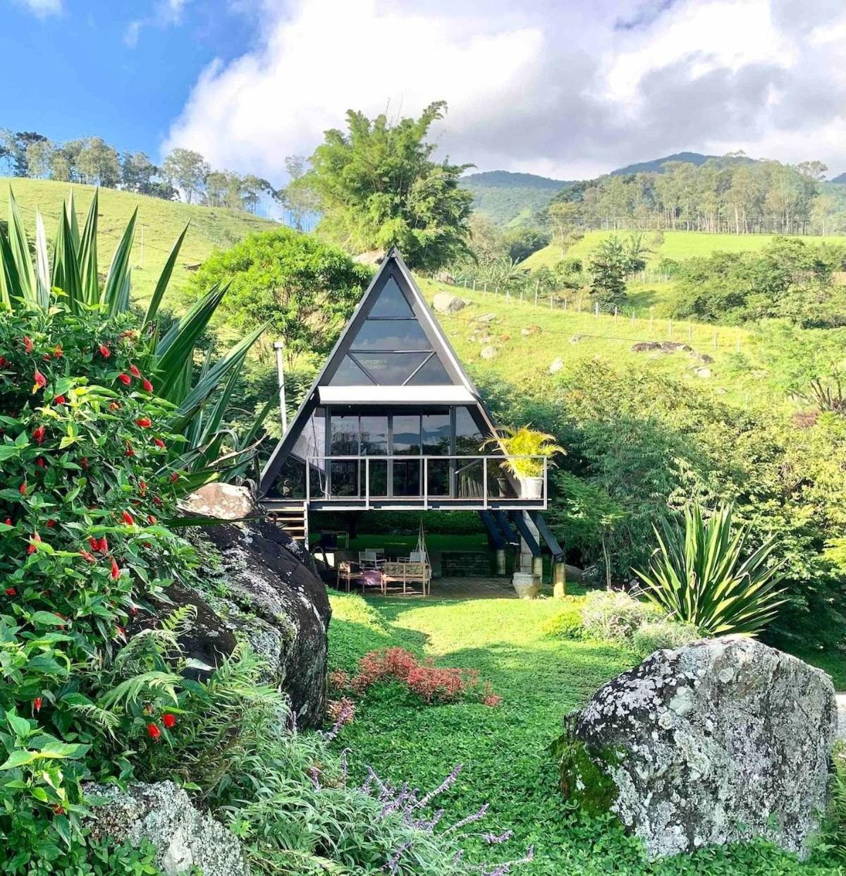 Reconecte-se à natureza neste lugar inesquecível. Venha desfrutar esta vivencia. Um parque de 30.000 m2 com cachoeiras, piscinas naturais, lago com deck. V