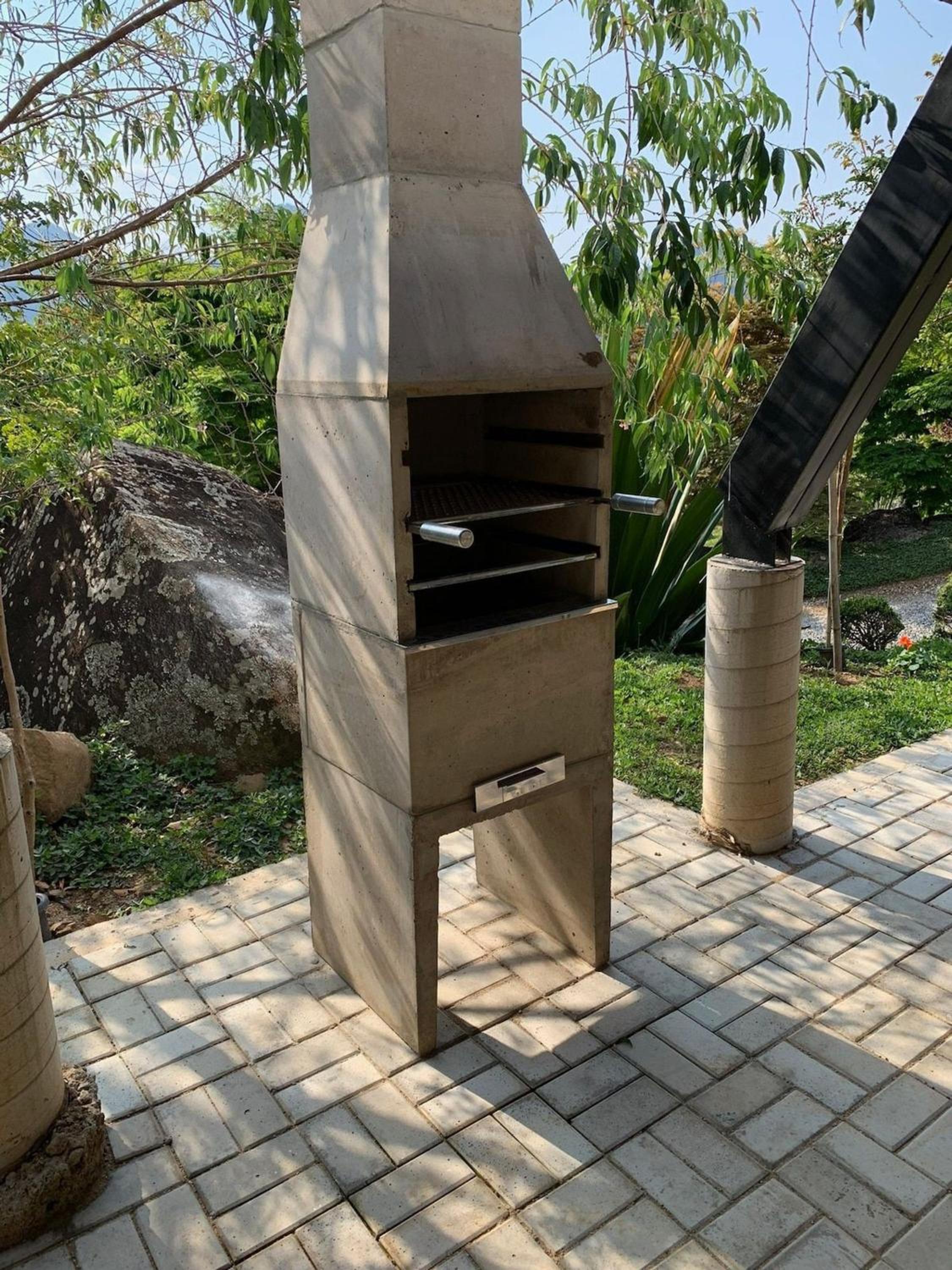 Reconecte-se à natureza neste lugar inesquecível. Venha desfrutar esta vivencia. Um parque de 30.000 m2 com cachoeiras, piscinas naturais, lago com deck. V