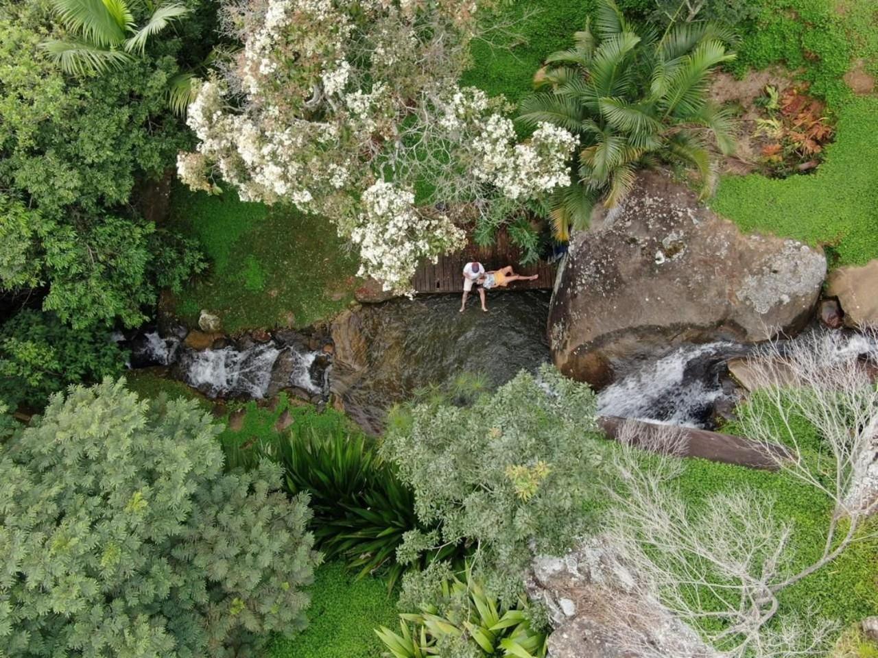 Reconecte-se à natureza neste lugar inesquecível. Venha desfrutar esta vivencia. Um parque de 30.000 m2 com cachoeiras, piscinas naturais, lago com deck. V