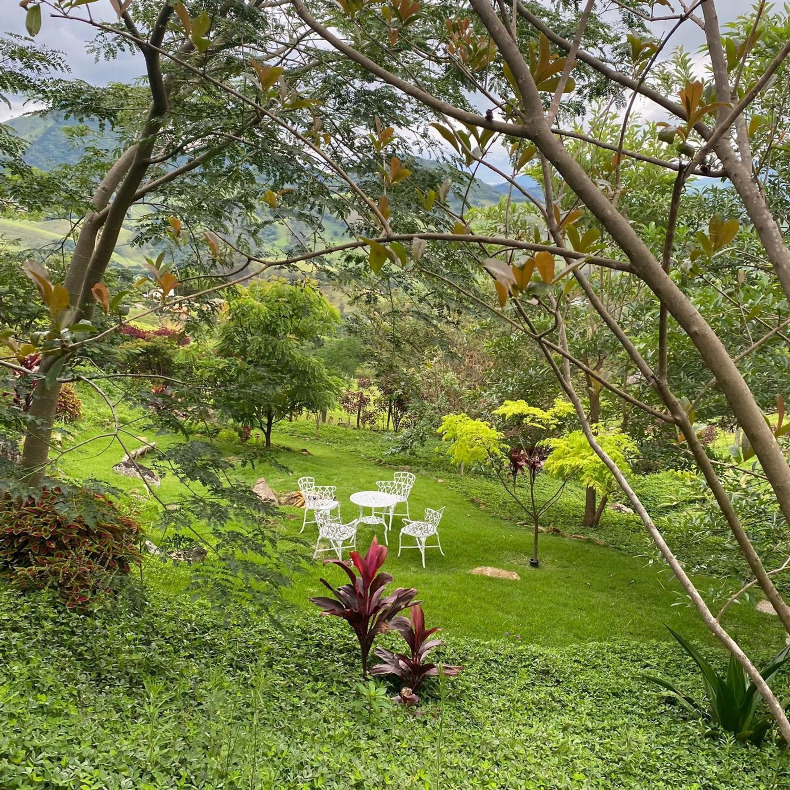 Reconecte-se à natureza neste lugar inesquecível. Venha desfrutar esta vivencia. Um parque de 30.000 m2 com cachoeiras, piscinas naturais, lago com deck. V