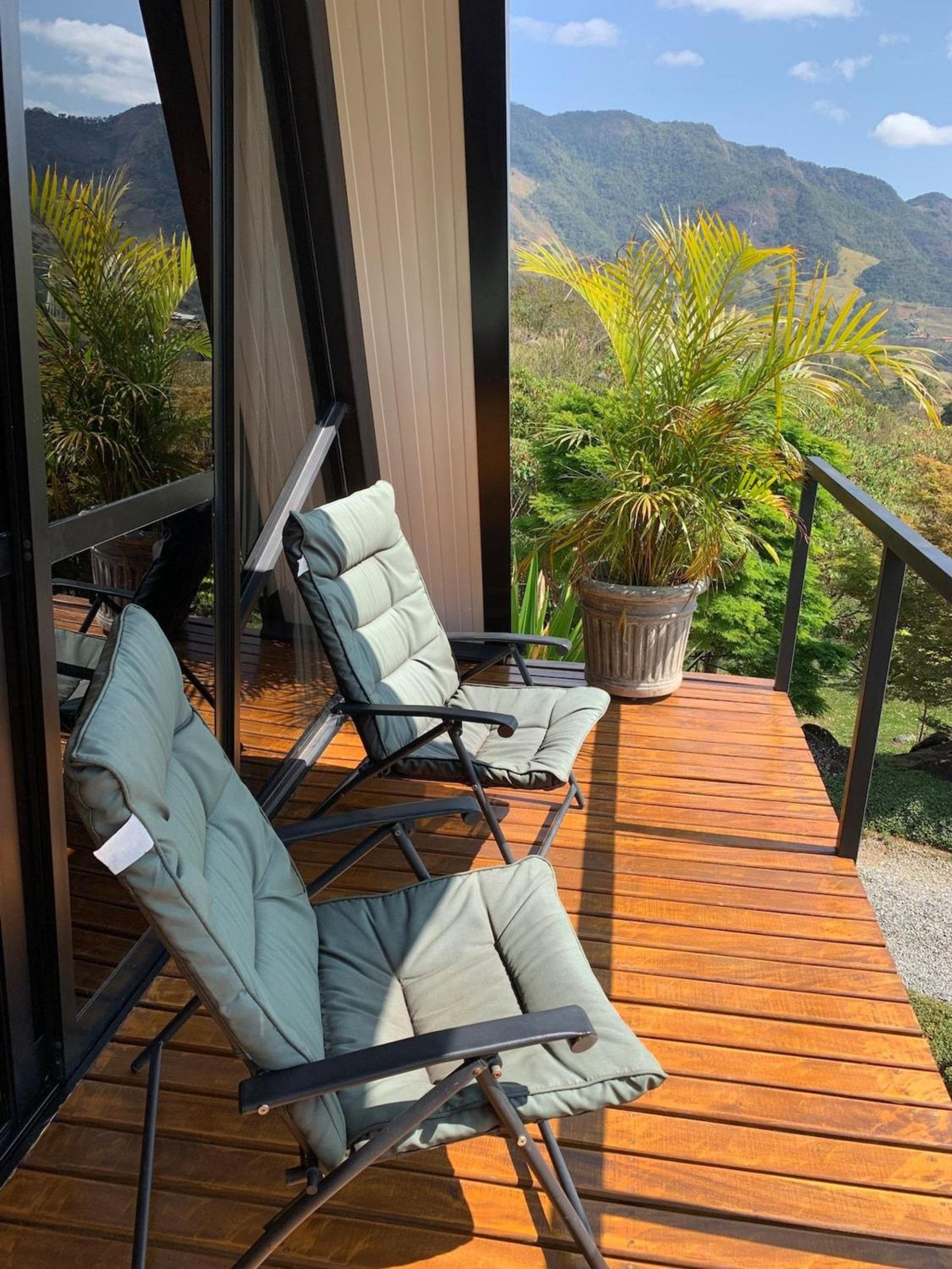 Reconecte-se à natureza neste lugar inesquecível. Venha desfrutar esta vivencia. Um parque de 30.000 m2 com cachoeiras, piscinas naturais, lago com deck. V