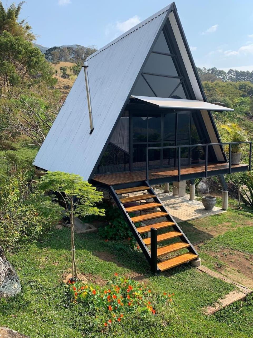 Reconecte-se à natureza neste lugar inesquecível. Venha desfrutar esta vivencia. Um parque de 30.000 m2 com cachoeiras, piscinas naturais, lago com deck. V