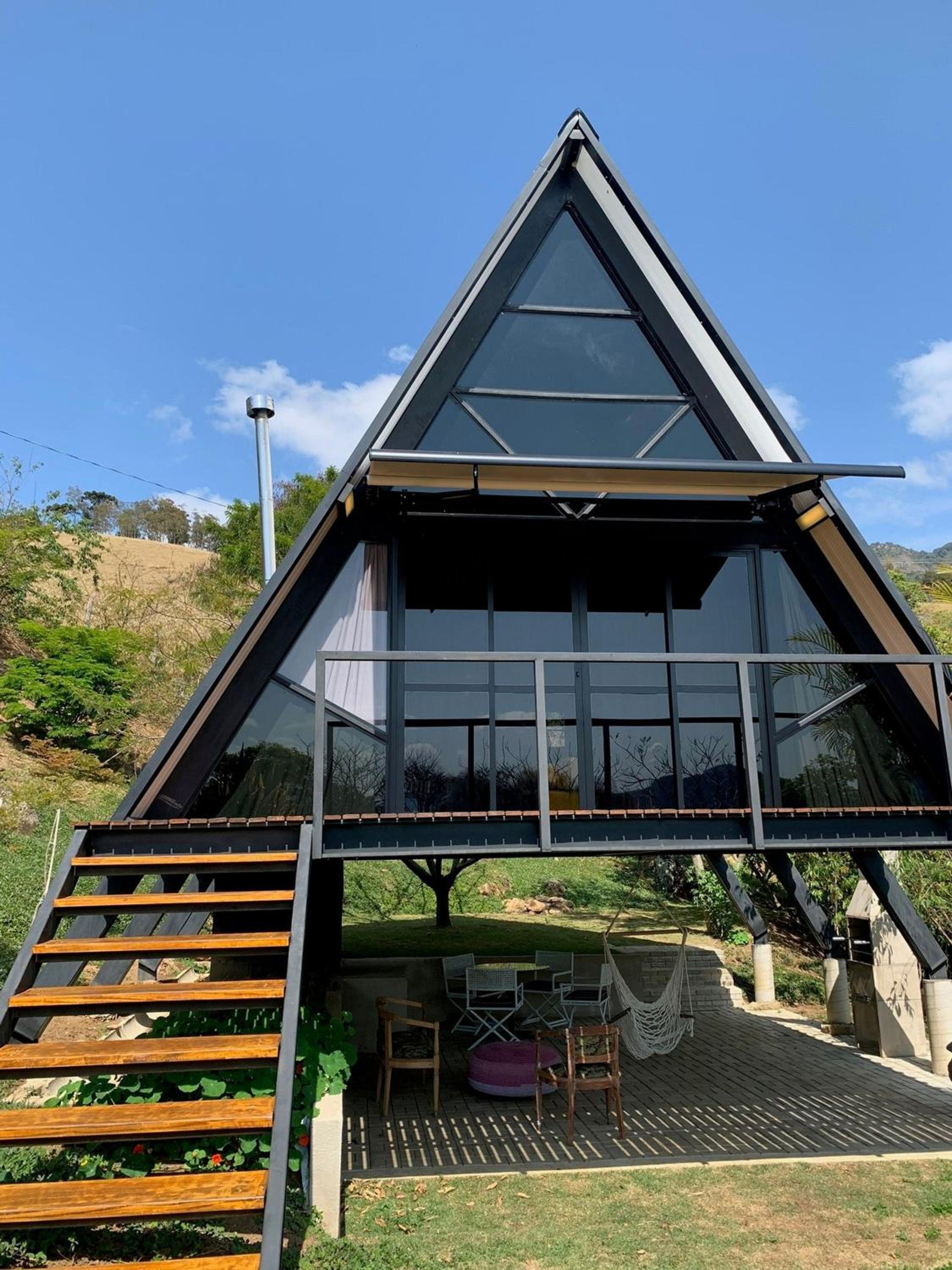 Reconecte-se à natureza neste lugar inesquecível. Venha desfrutar esta vivencia. Um parque de 30.000 m2 com cachoeiras, piscinas naturais, lago com deck. V