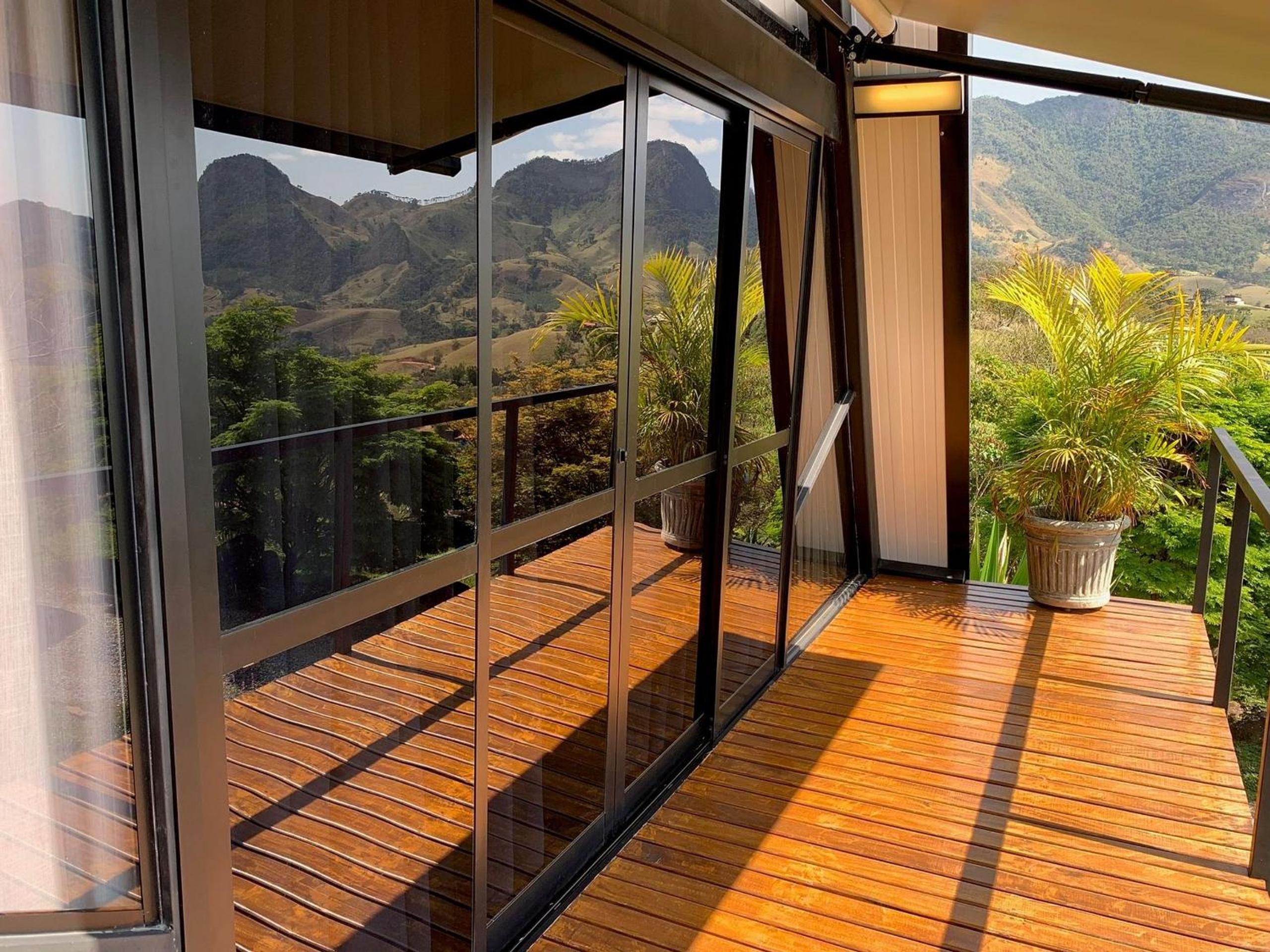 Reconecte-se à natureza neste lugar inesquecível. Venha desfrutar esta vivencia. Um parque de 30.000 m2 com cachoeiras, piscinas naturais, lago com deck. V