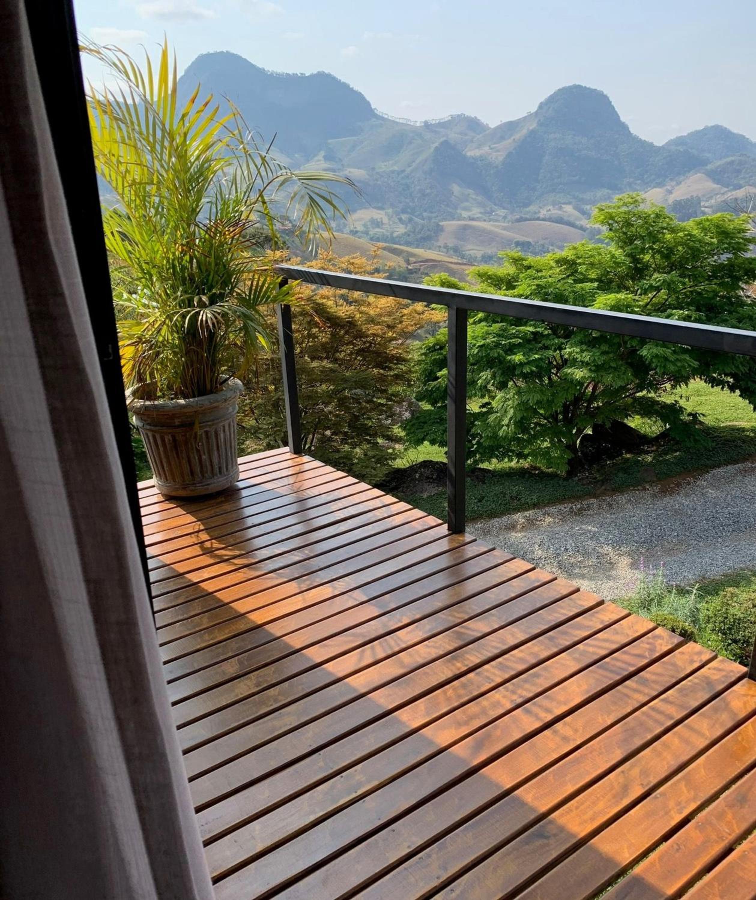Reconecte-se à natureza neste lugar inesquecível. Venha desfrutar esta vivencia. Um parque de 30.000 m2 com cachoeiras, piscinas naturais, lago com deck. V
