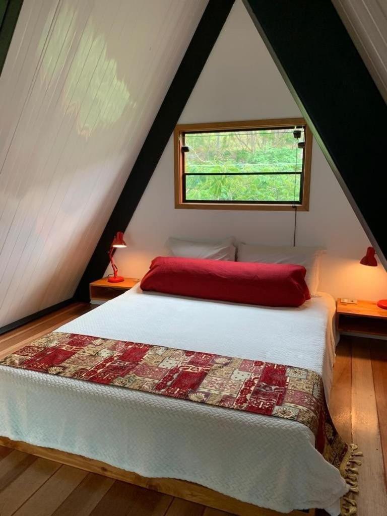 Reconecte-se à natureza neste lugar inesquecível. Venha desfrutar esta vivencia. Um parque de 30.000 m2 com cachoeiras, piscinas naturais, lago com deck. V