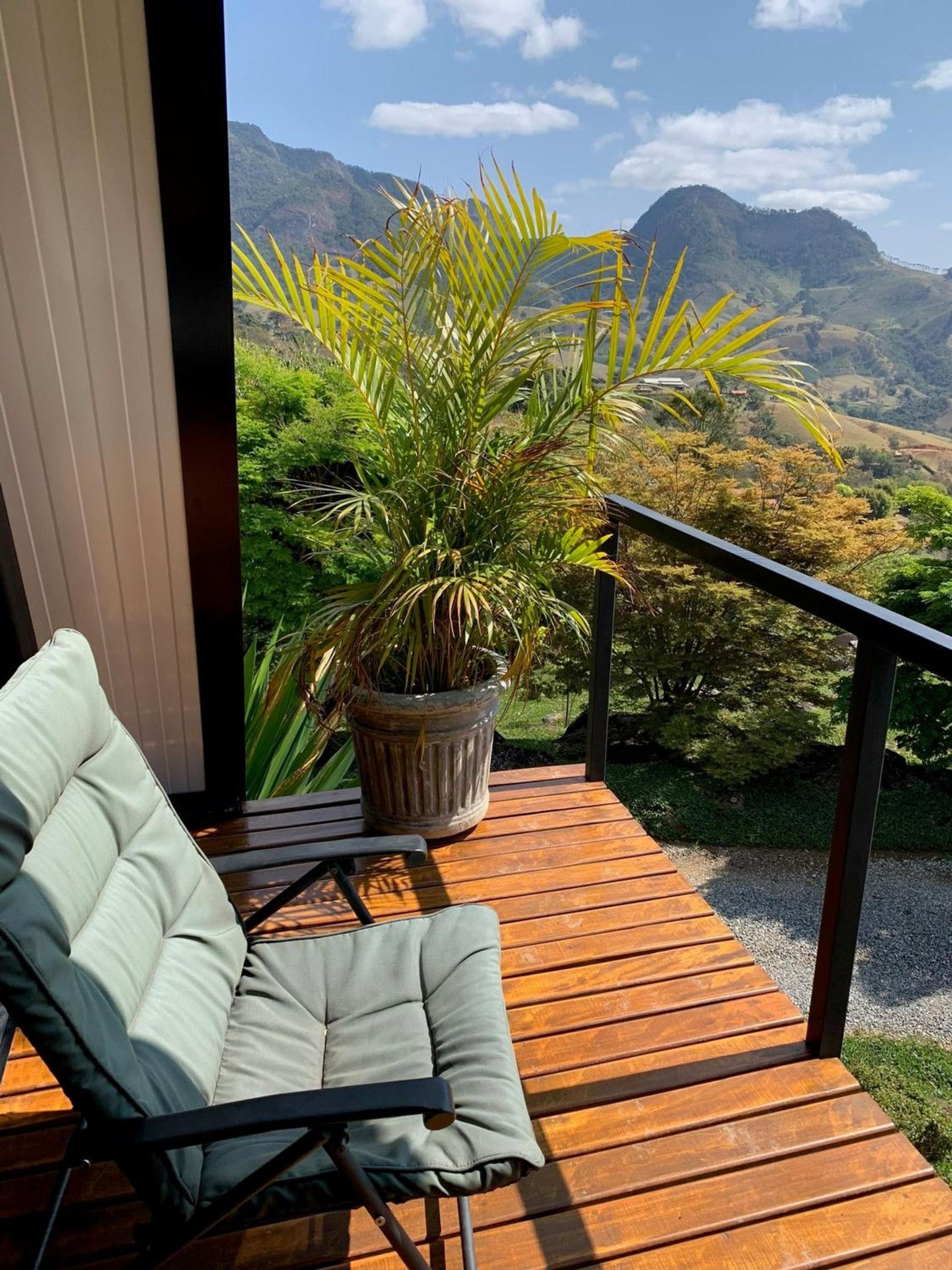 Reconecte-se à natureza neste lugar inesquecível. Venha desfrutar esta vivencia. Um parque de 30.000 m2 com cachoeiras, piscinas naturais, lago com deck. V