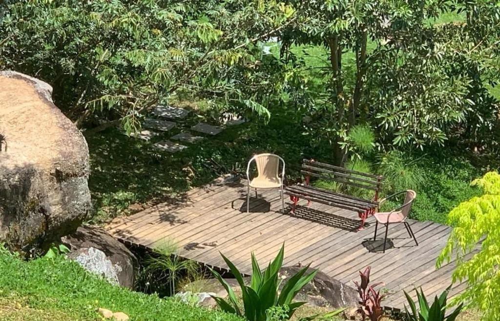 Reconecte-se à natureza neste lugar inesquecível. Venha desfrutar esta vivencia. Um parque de 30.000 m2 com cachoeiras, piscinas naturais, lago com deck. V