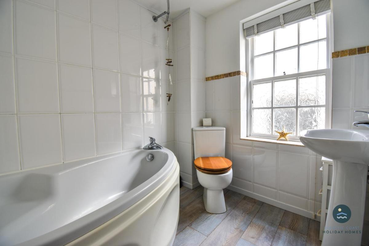 Seashells - Seaside Cottage 100m From Beach view 4