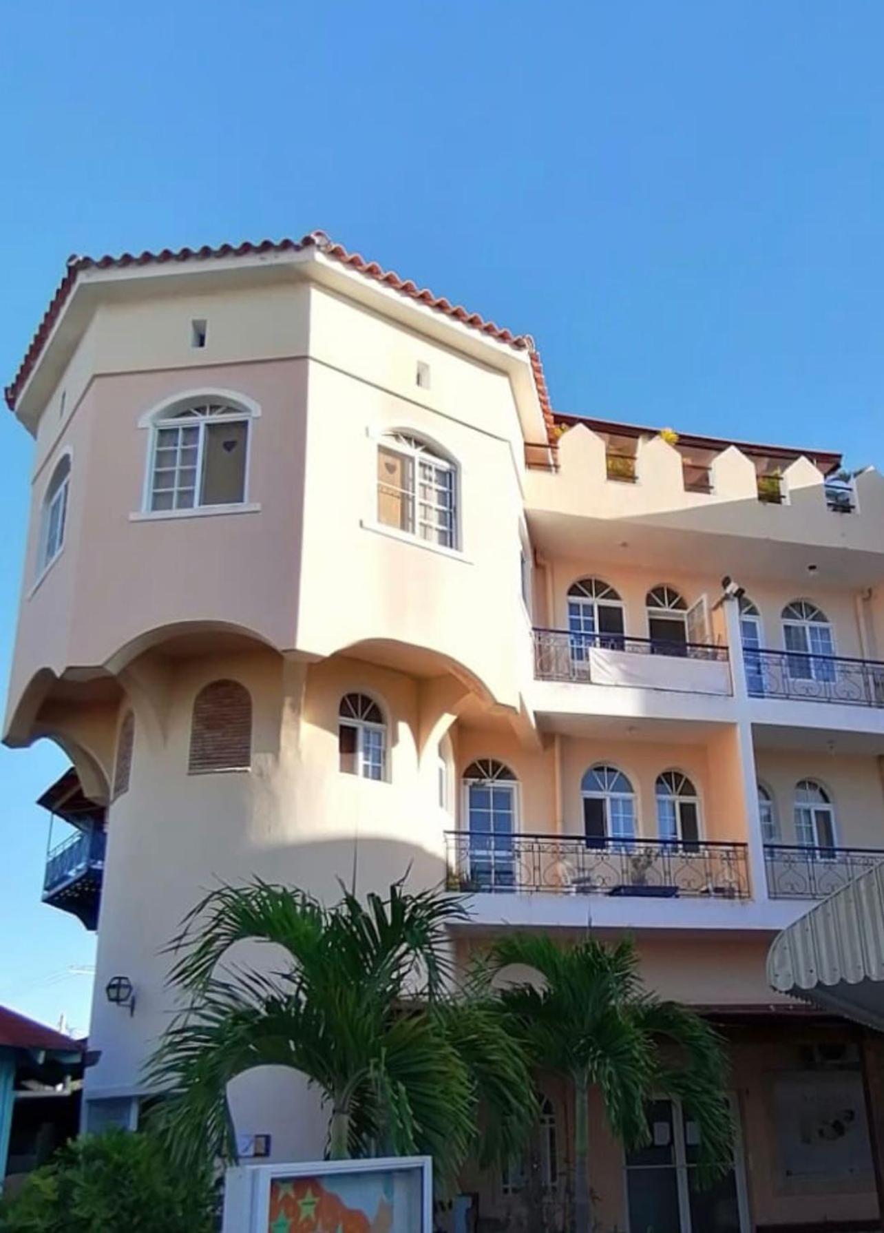 Dominicus Castillo Paradise