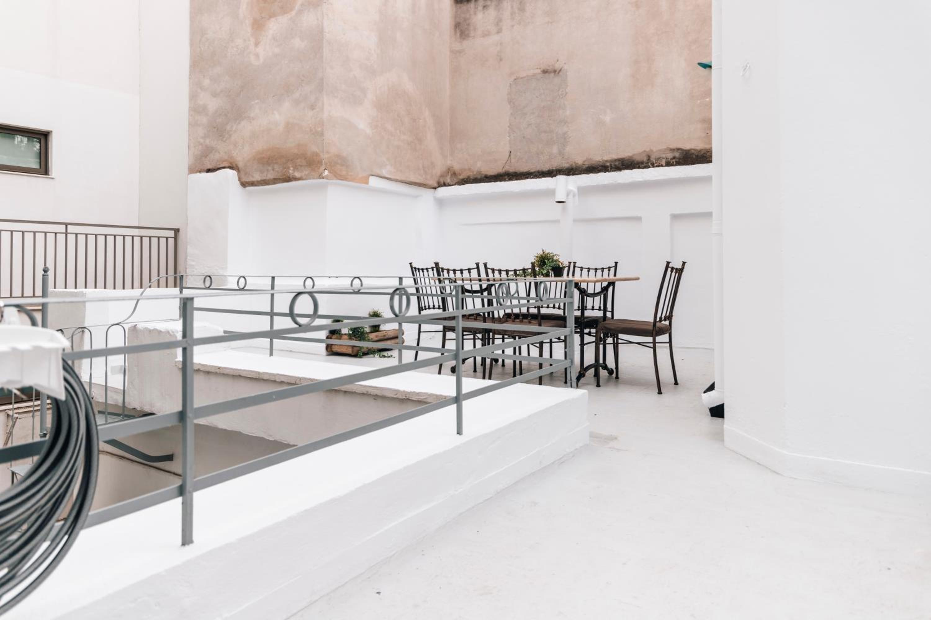 Monastiraki-Psiri, Old Town with spacious court yard