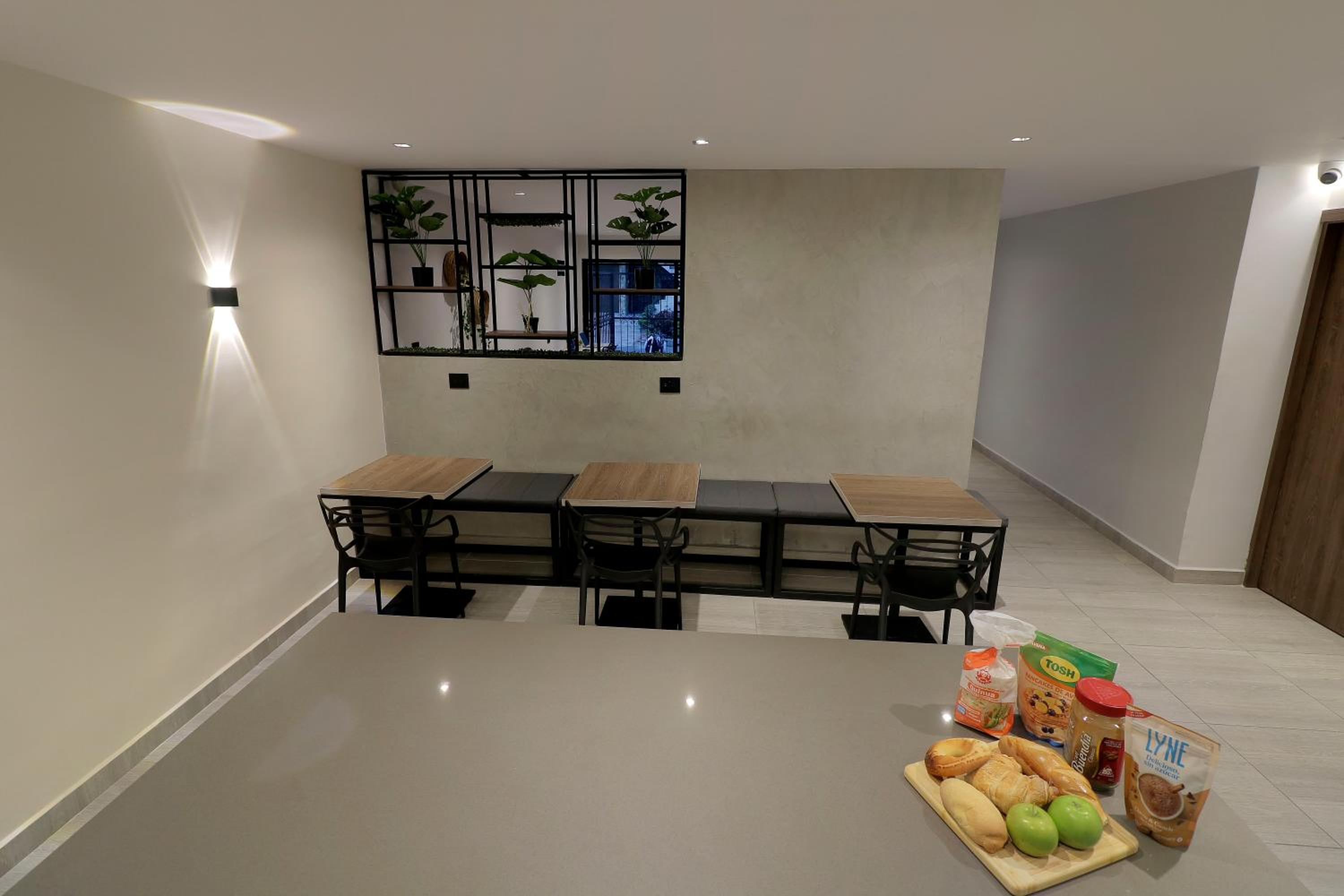 Casa Moderna Laureles con Jacuzzi y 7 Baños