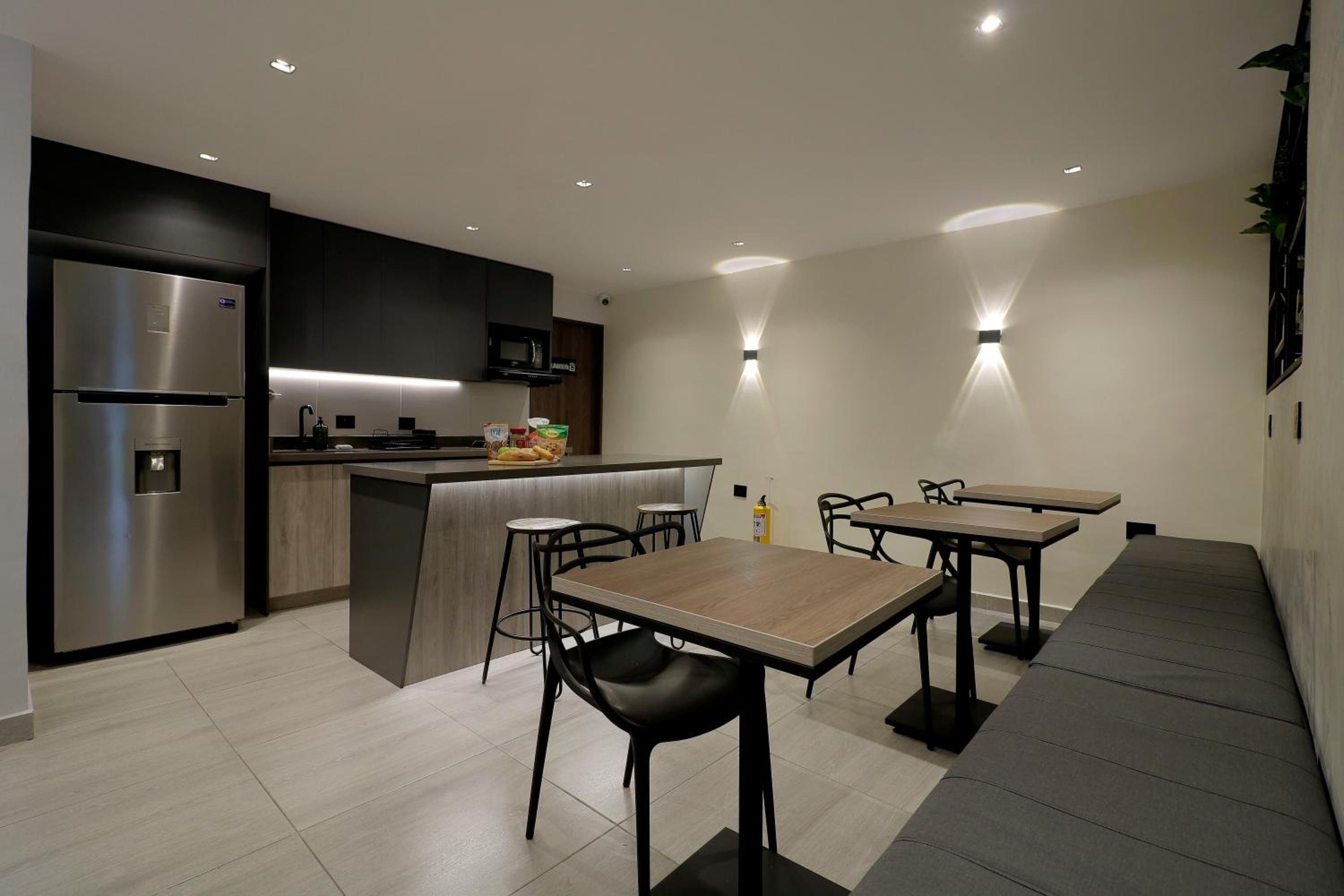 Casa Moderna Laureles con Jacuzzi y 7 Baños