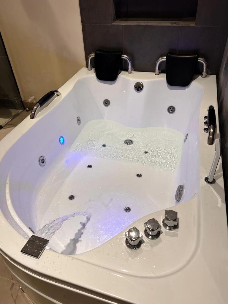 Casa Moderna Laureles con Jacuzzi y 7 Baños