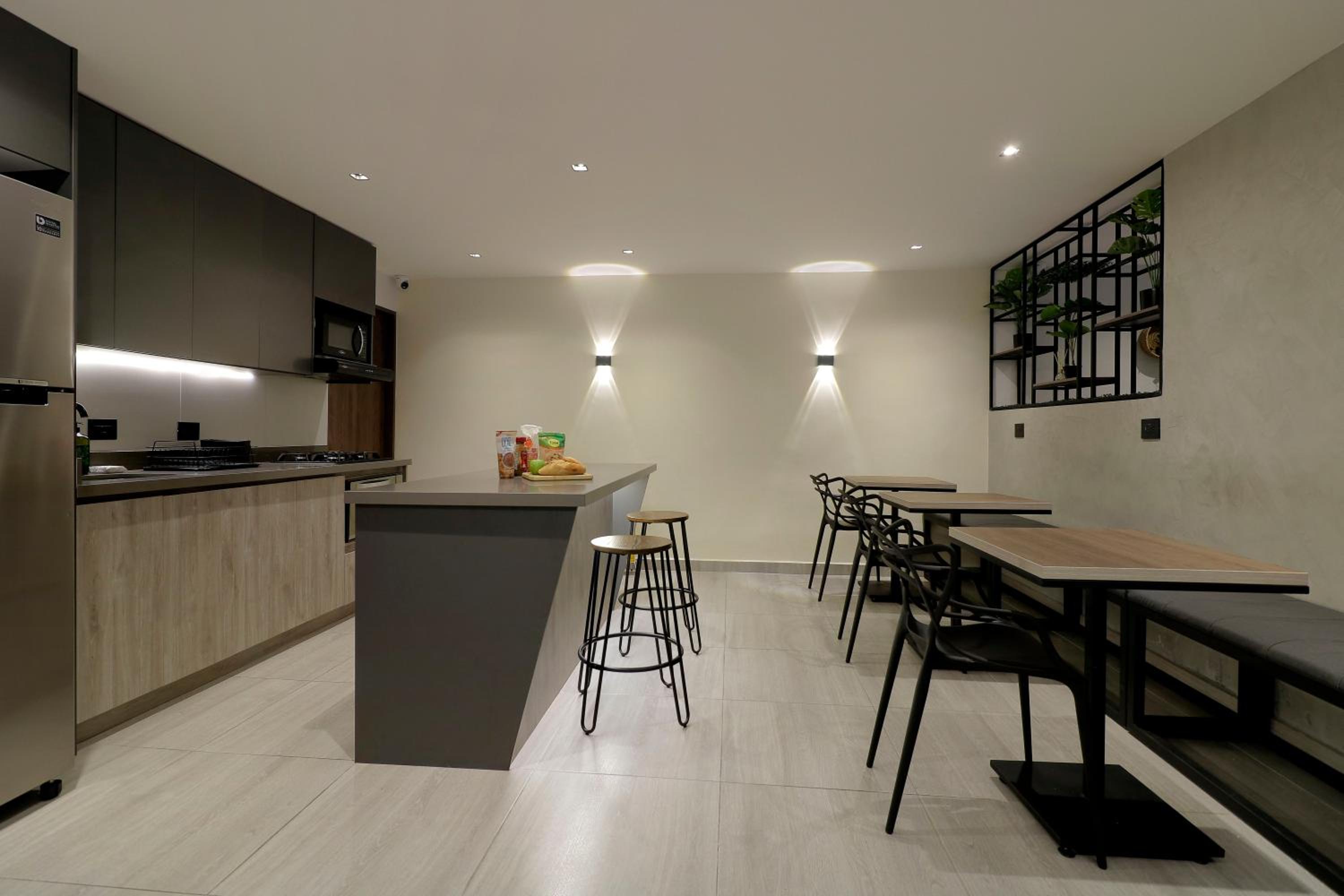 Casa Moderna Laureles con Jacuzzi y 7 Baños