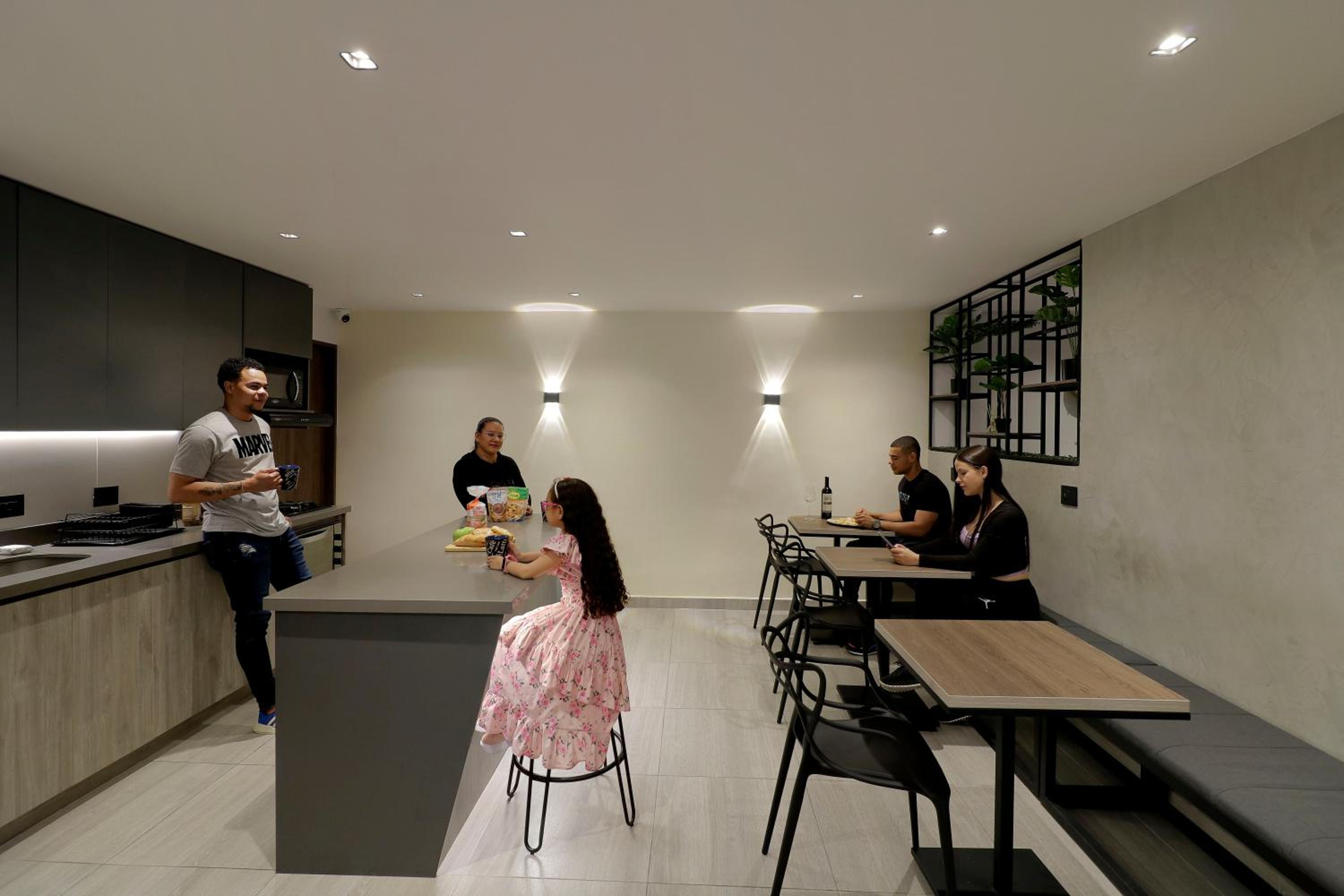 Casa Moderna Laureles con Jacuzzi y 7 Baños