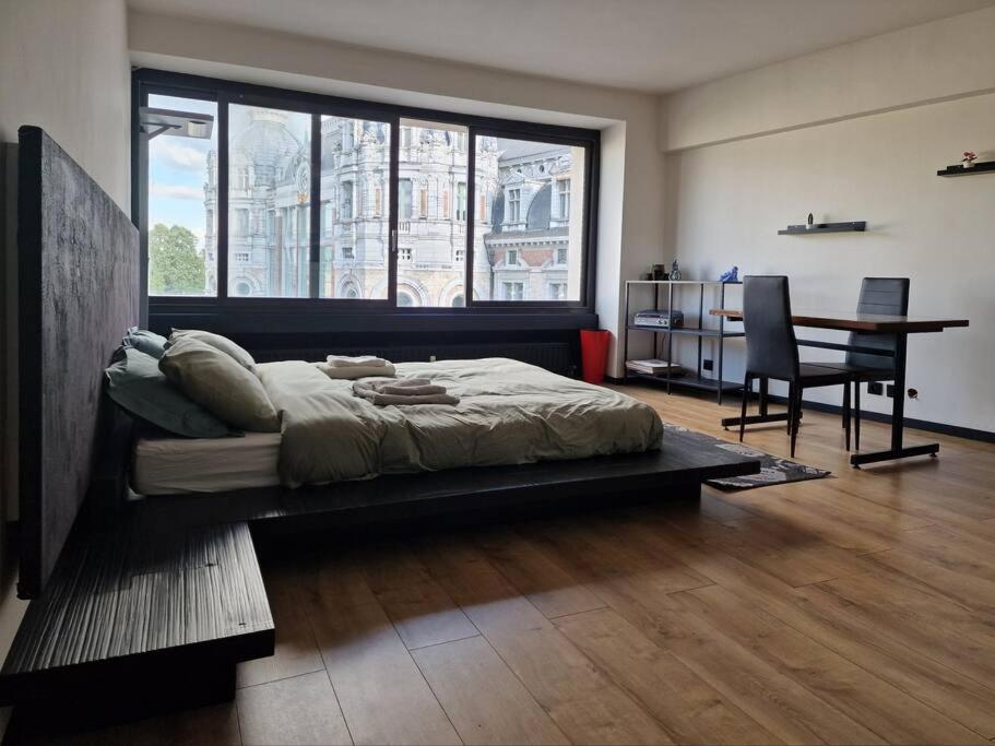 Stunning View + Japan Design Bed @ Central Station