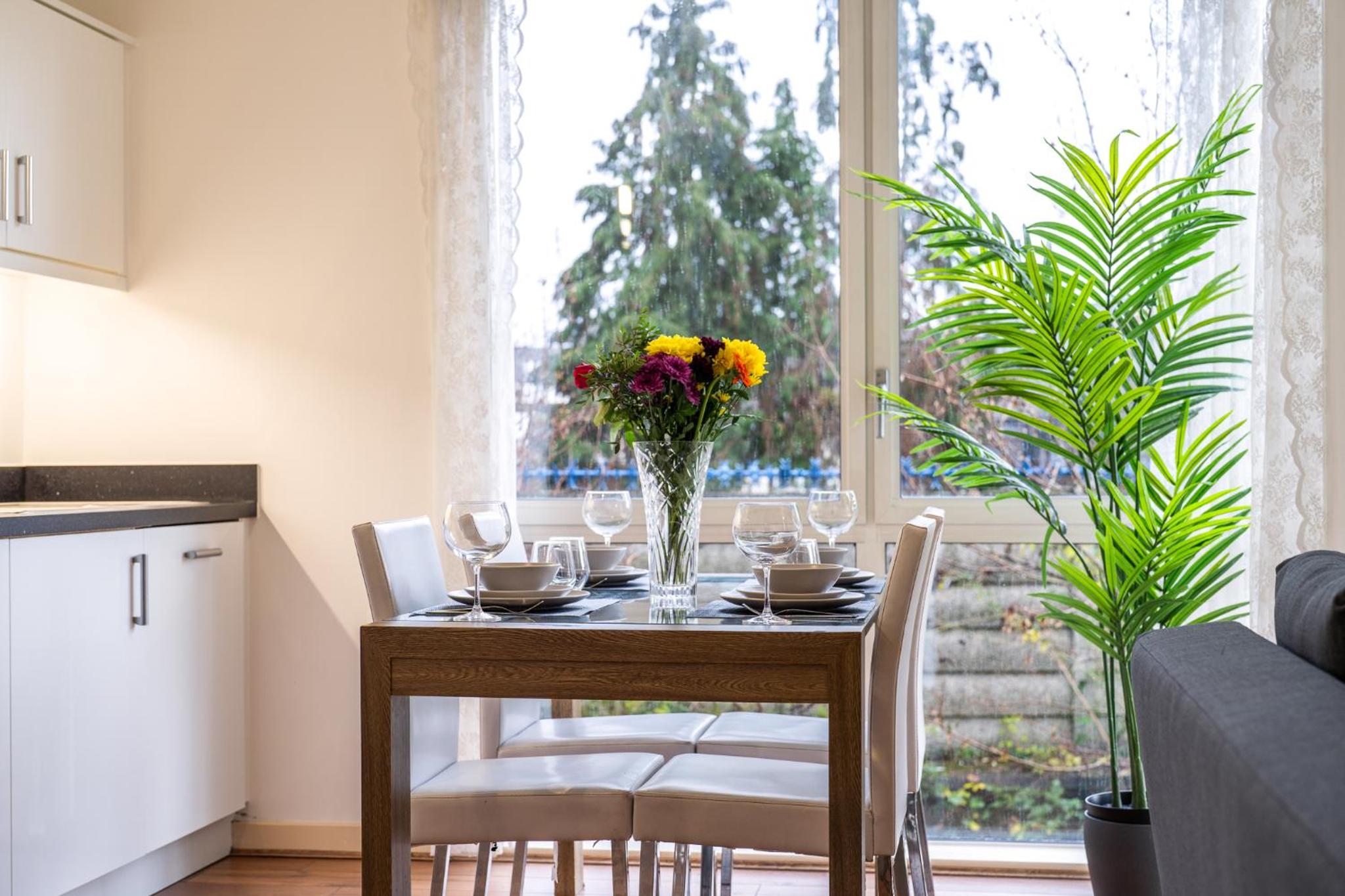 2 Bed 2 Bathroom Flat in Brentford view 2