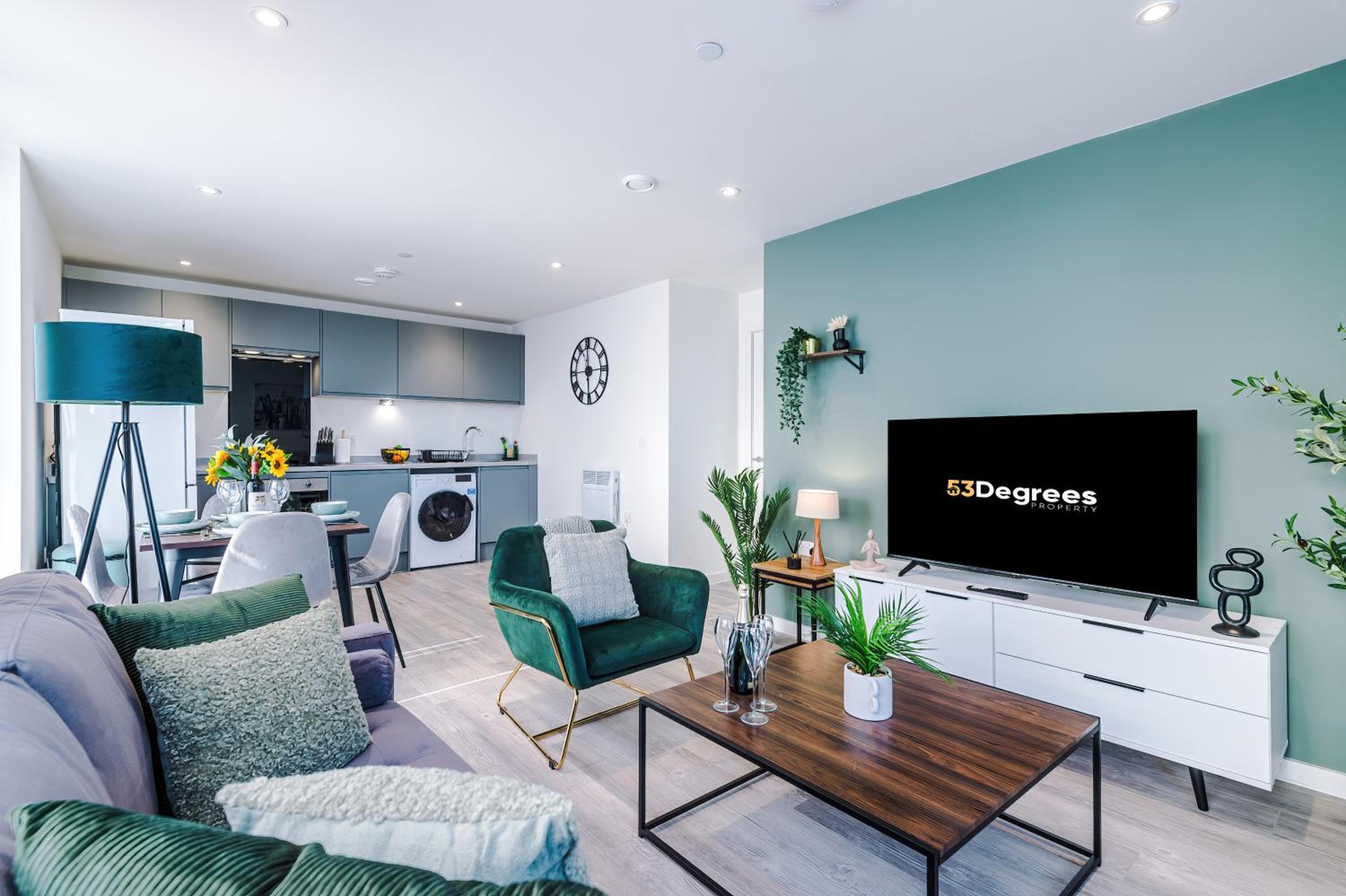 NEW! Stunning 2-bed apartment in Liverpool by 53 Degrees Property - Amazing location, Ideal for Small Groups - Sleeps 4! view 2