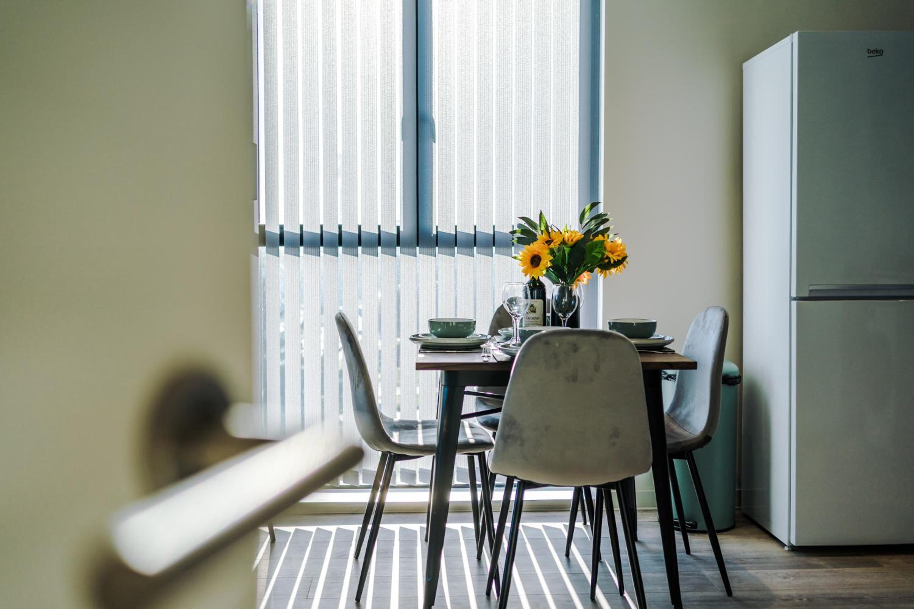 NEW! Stunning 2-bed apartment in Liverpool by 53 Degrees Property - Amazing location, Ideal for Small Groups - Sleeps 4! view 3