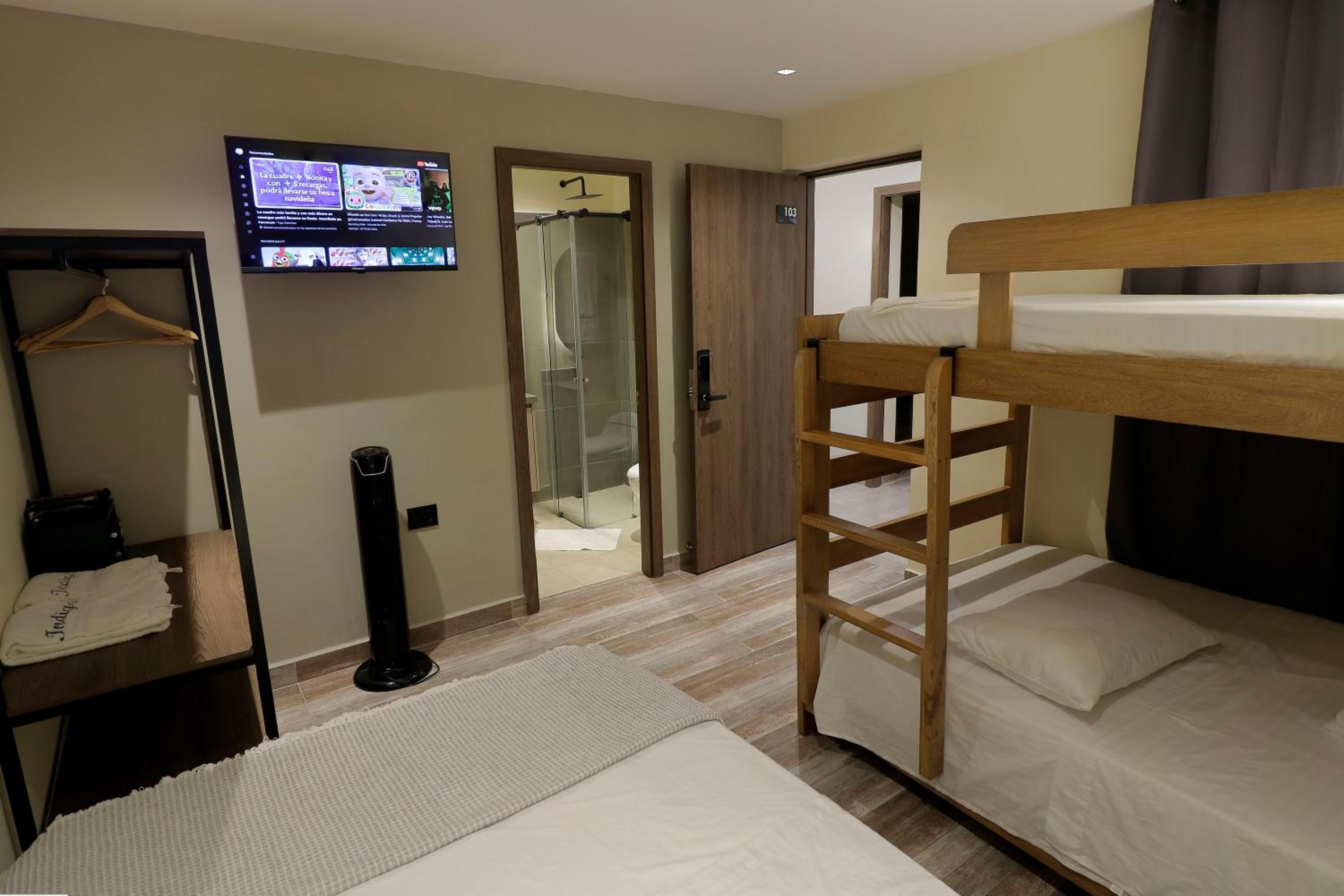 Casa Moderna Laureles con Jacuzzi y 7 Baños