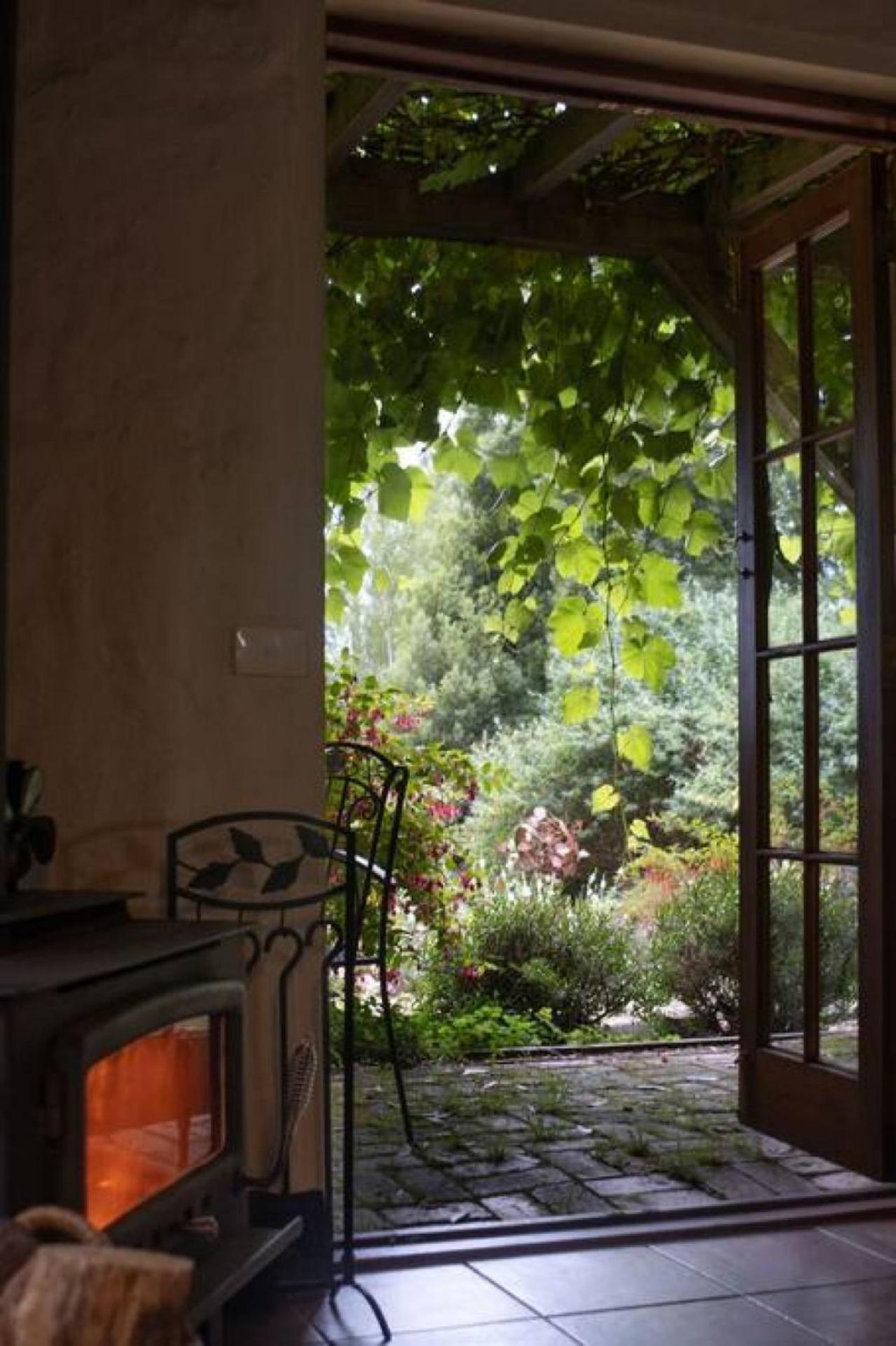 Hideaway Cottage - Secluded Retreat - Pet Friendly