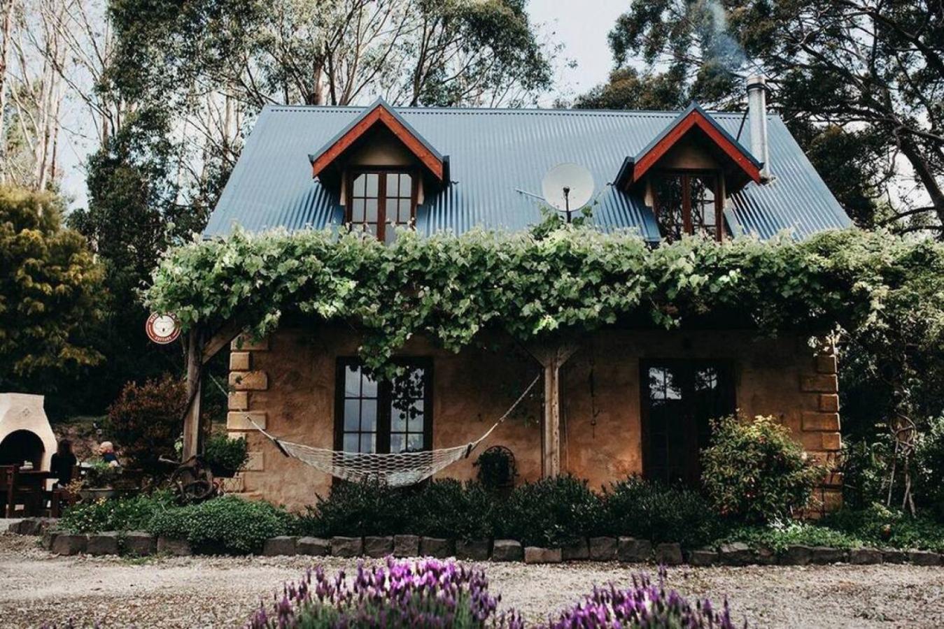 Hideaway Cottage - Secluded Retreat - Pet Friendly